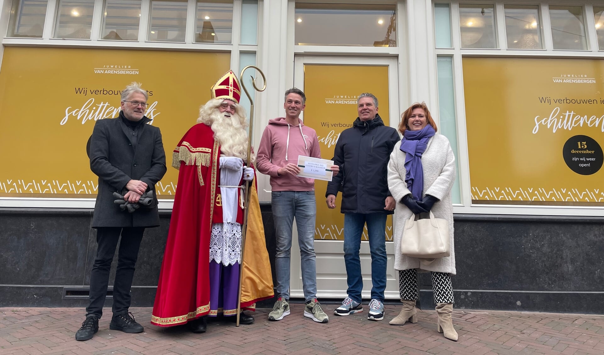 Het was een grote verrassing toen Sinterklaas en de jury ineens bij Tjeerd Laméris (midden), de nieuwe eigenaar van het pand, op de stoep stonden.