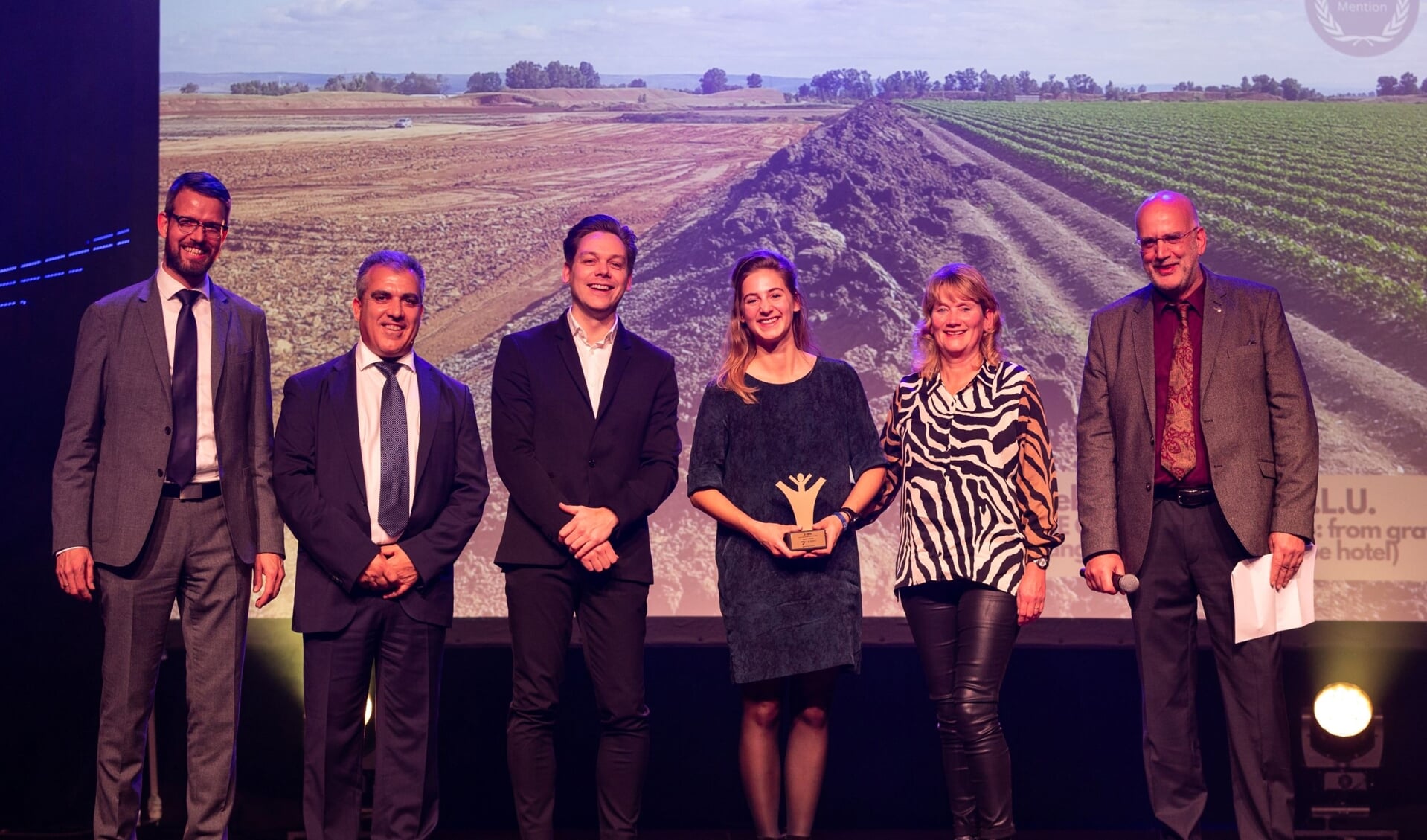 Richard Teunesen, Romee Uijterlinde en Gerda Franken van Teunesen nemen tijdens de Sustainable Development Awards de Award in ontvangst.
