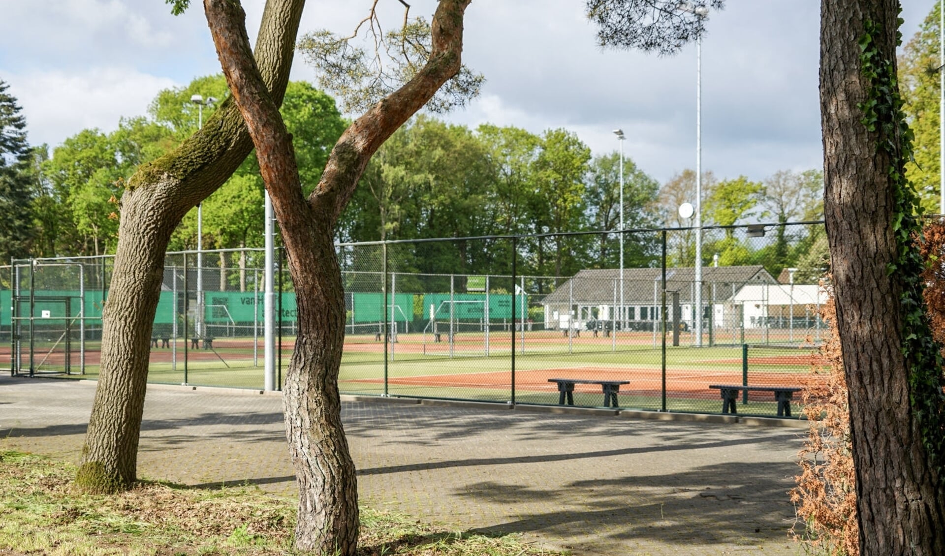 Tennispark De Eerde staat te koop.