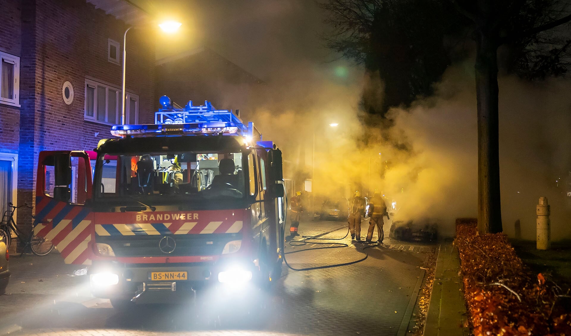 In Johan van Bijnenstraat gaat auto in vlammen op.