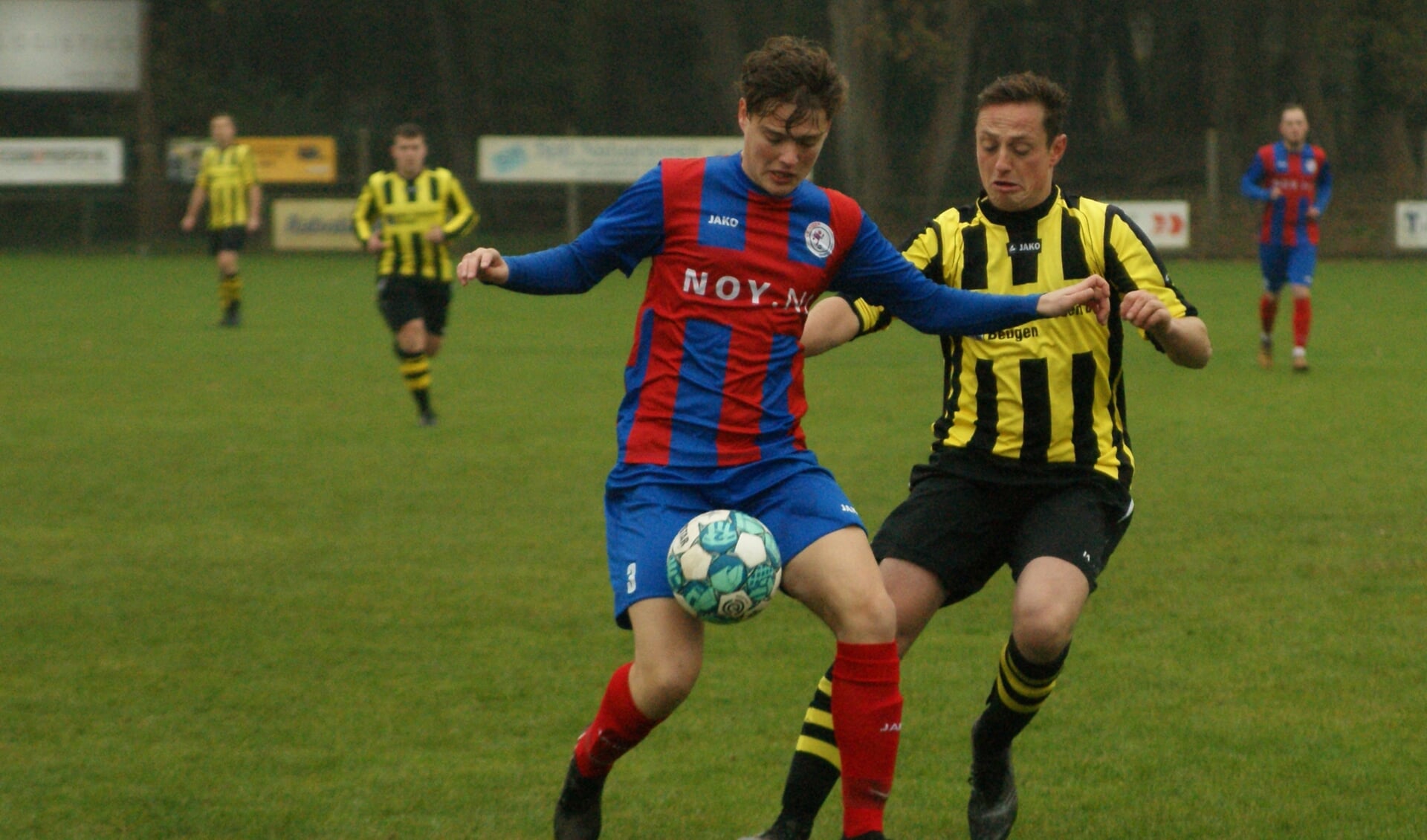 Heijen (rood/blauw) won van Lottum/GFC'33, VIOS'38 (geel/zwart) verloor nipt van Merselo.
