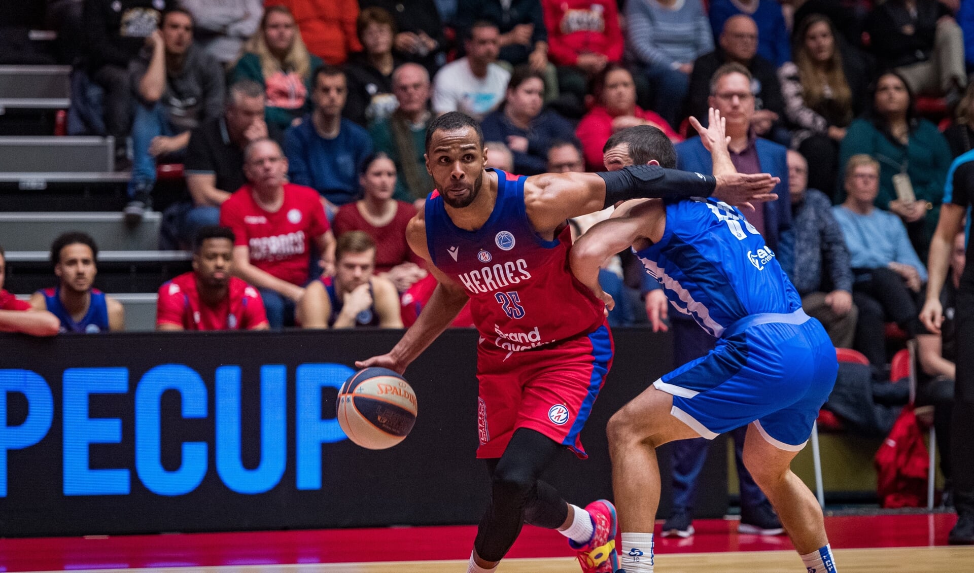 Dankzij een sterke 82-64 overwinning op Porto heeft Heroes overtuigend de winst in Group C van de FIBA Europe Cup gepakt. Op de foto zie je Chris-Ebou Ndow in actie.
