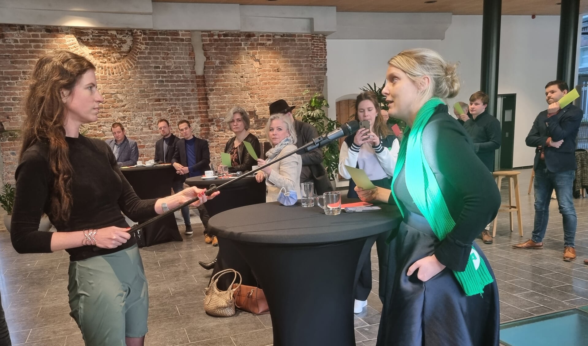 De StemWijzer voor de gemeenteraadsverkiezingen in Den Bosch werd afgelopen vrijdag gepresenteerd op het Stadhuis. Op de foto Marjolein Yildiz (afdeling communicatie gemeente 's-Hertogenbosch) in gesprek met Mariannne van der Sloot (lijsttrekker CDA).