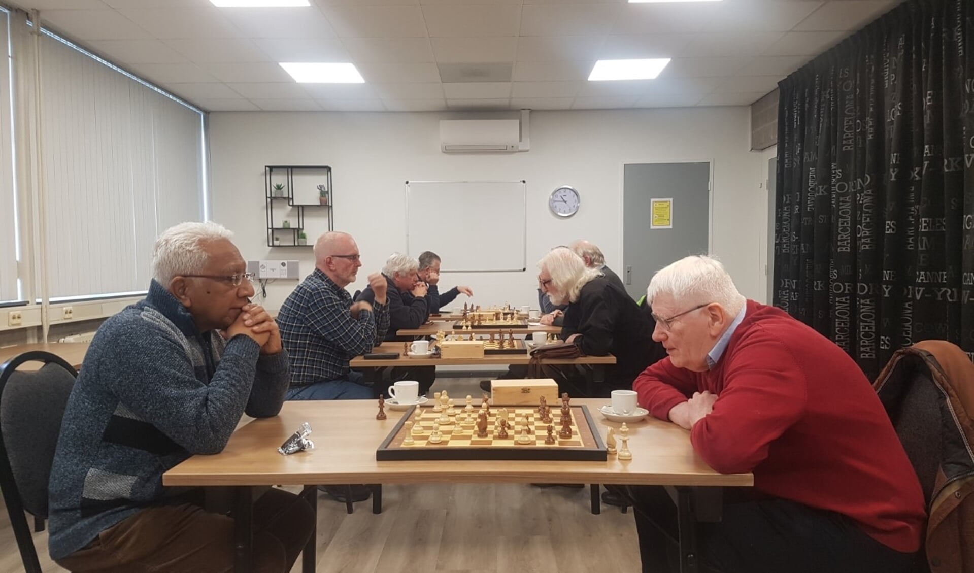 De leden van de nieuwe schaakclub van Ouderen Sociëteit Maaspoort komen iedere maandagmorgen bijeen in SCC De Schans in Den Bosch.