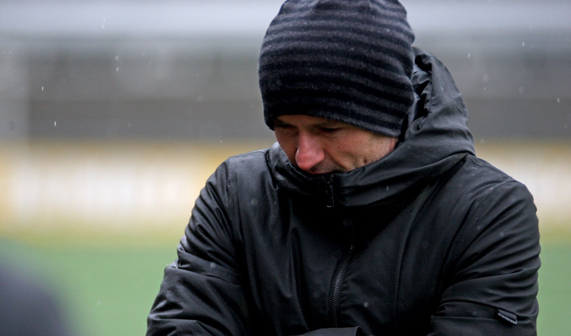 NIels van Casteren diep verscholen in zijn jas met de regen van zondag