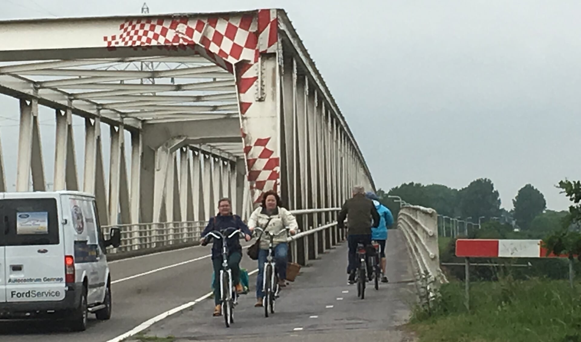 De fietsverbinding over de Maas behoeft verbreding, maar de eigenaar geeft daar geen prioriteit aan.  