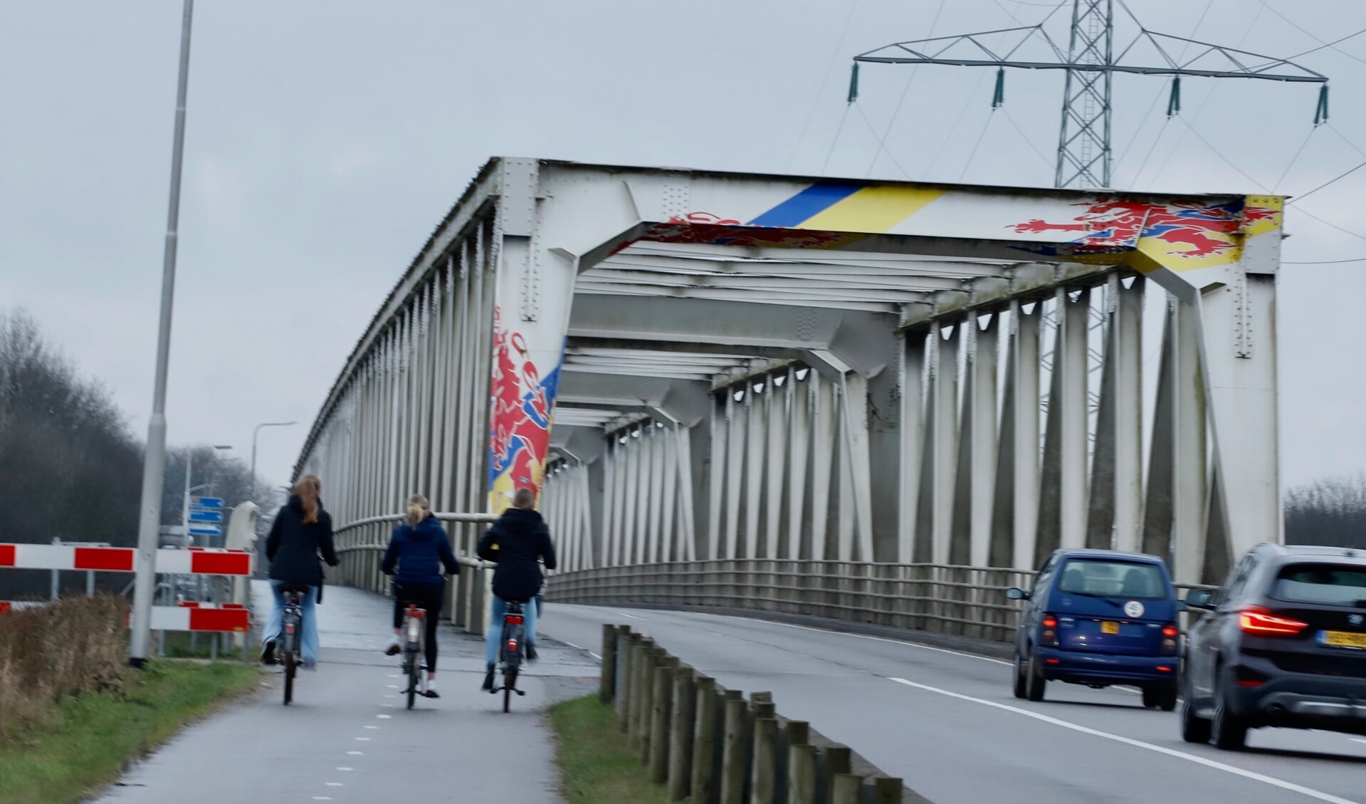 Het fietspad naast de Maasbrug tussen Gennep en Oeffelt.