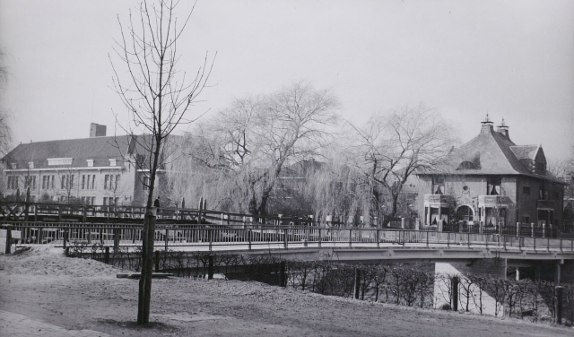 De Van der Does de Willeboissingel op 24 februari 1954, gezien vanaf de Sint Janssingel. Mariabrug over de Dommel. Links de Nutsschool. 