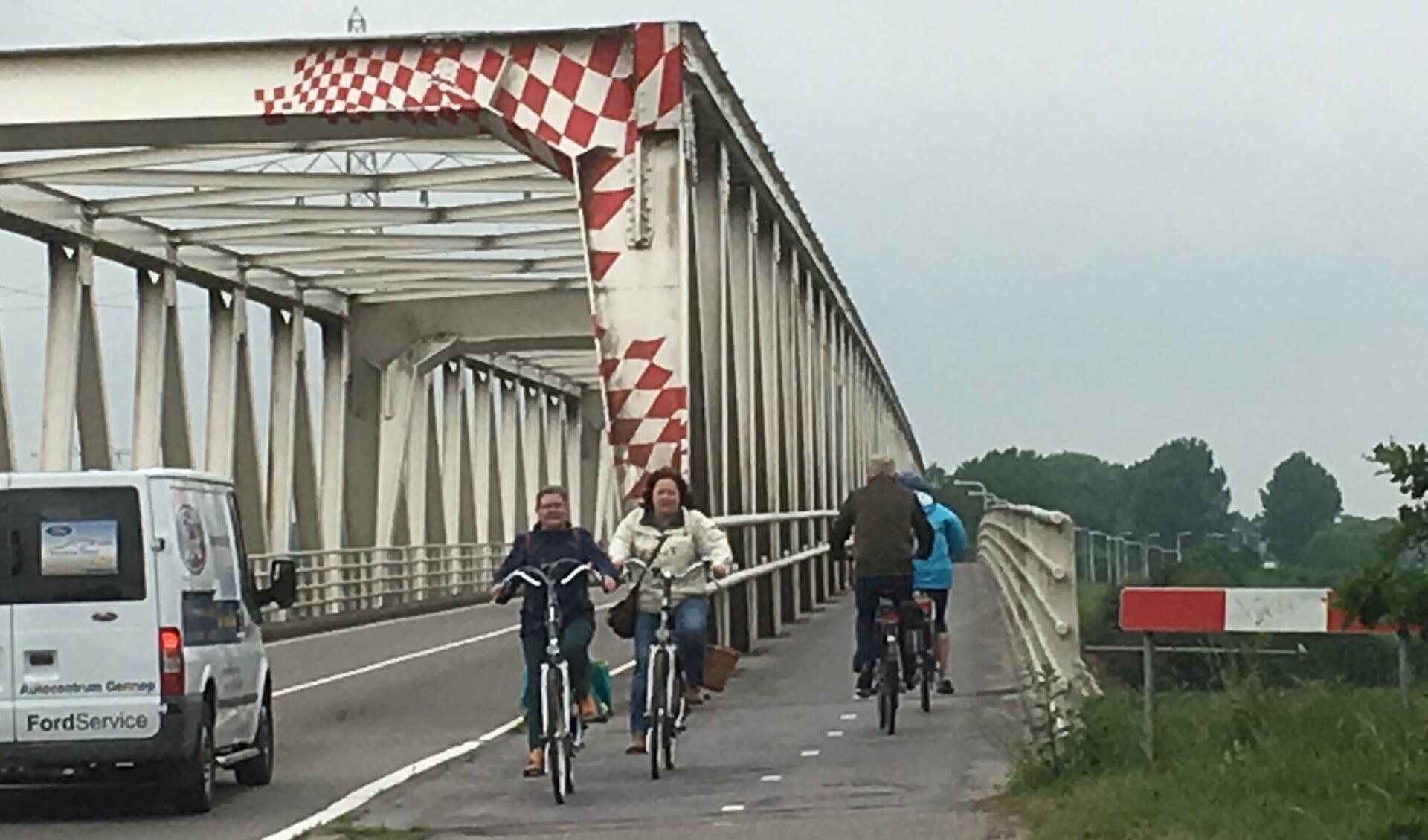 Het fietspad naast de Maasbrug wordt als het aan RWS en het ministerie ligt niet op korte termijn verbreed. (Archieffoto: Jos Gröniger)