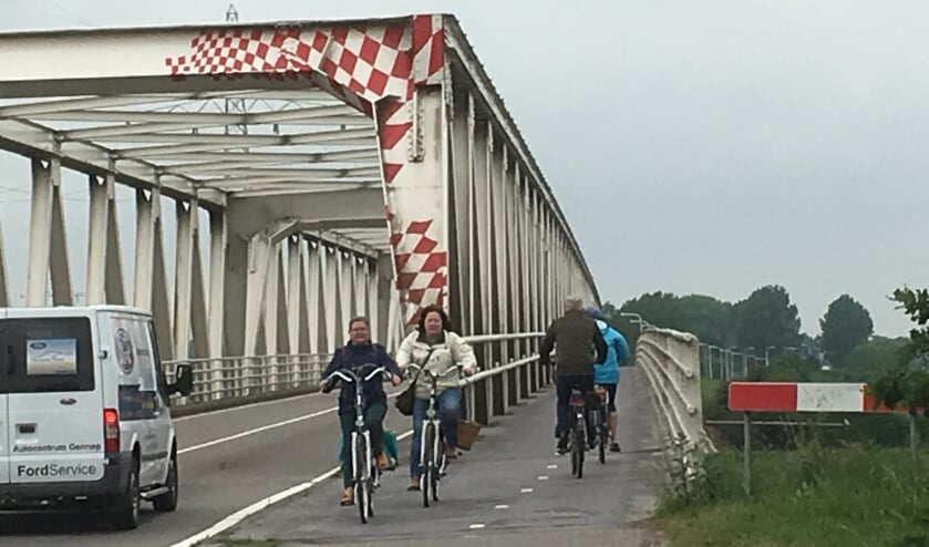 <p>Het fietspad naast de Maasbrug wordt als het aan RWS en het ministerie ligt niet op korte termijn verbreed. (Archieffoto: Jos Gröniger)</p>  