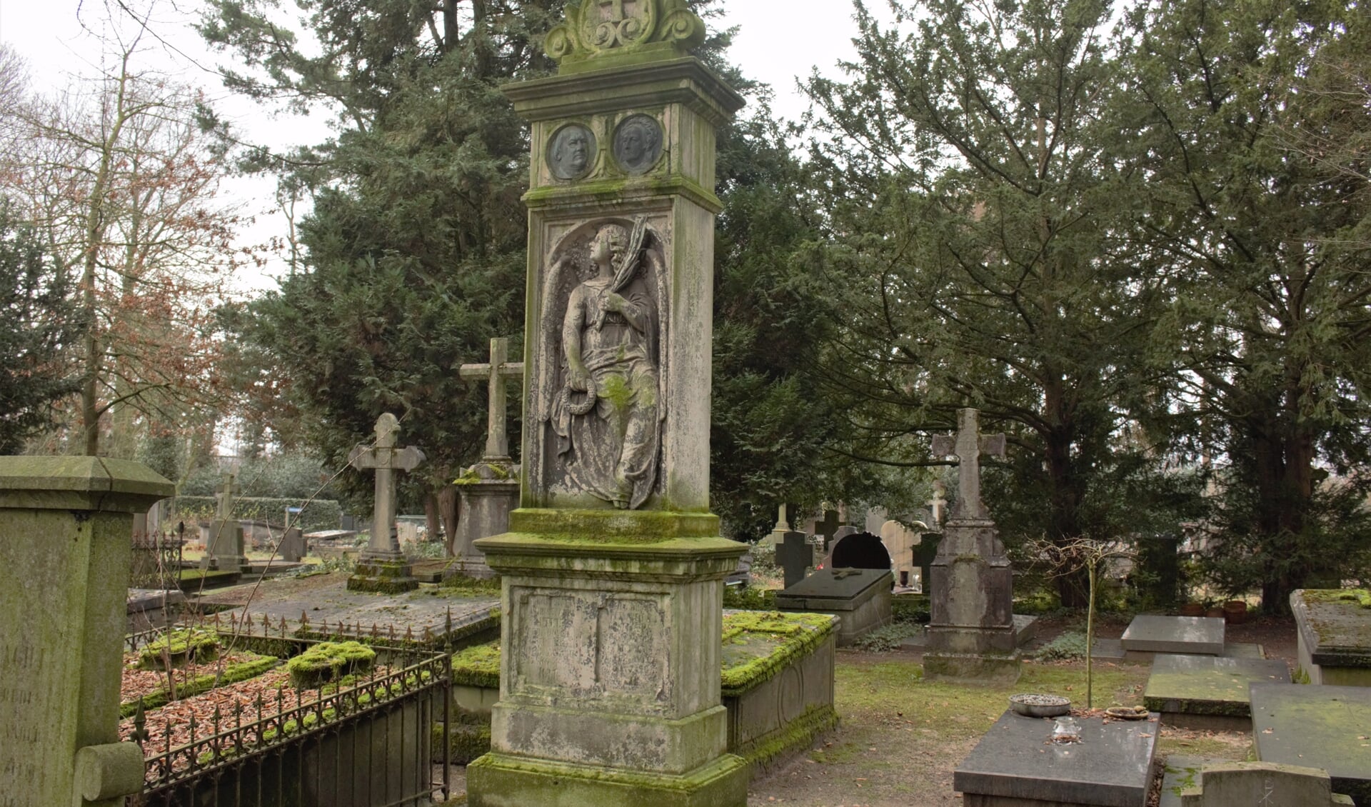Het monumentale graf van Christoffel Lutkie en zijn vrouw. Lutkie had samen met Christiaan Cranenburg een boekhandel en drukkerij.