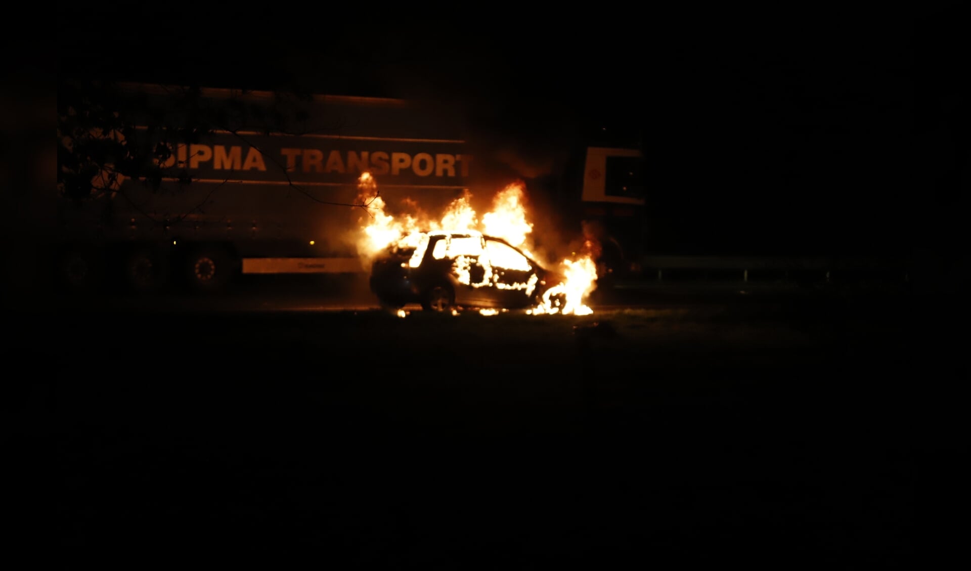 Op de A73 bij Beers brandde een auto uit.