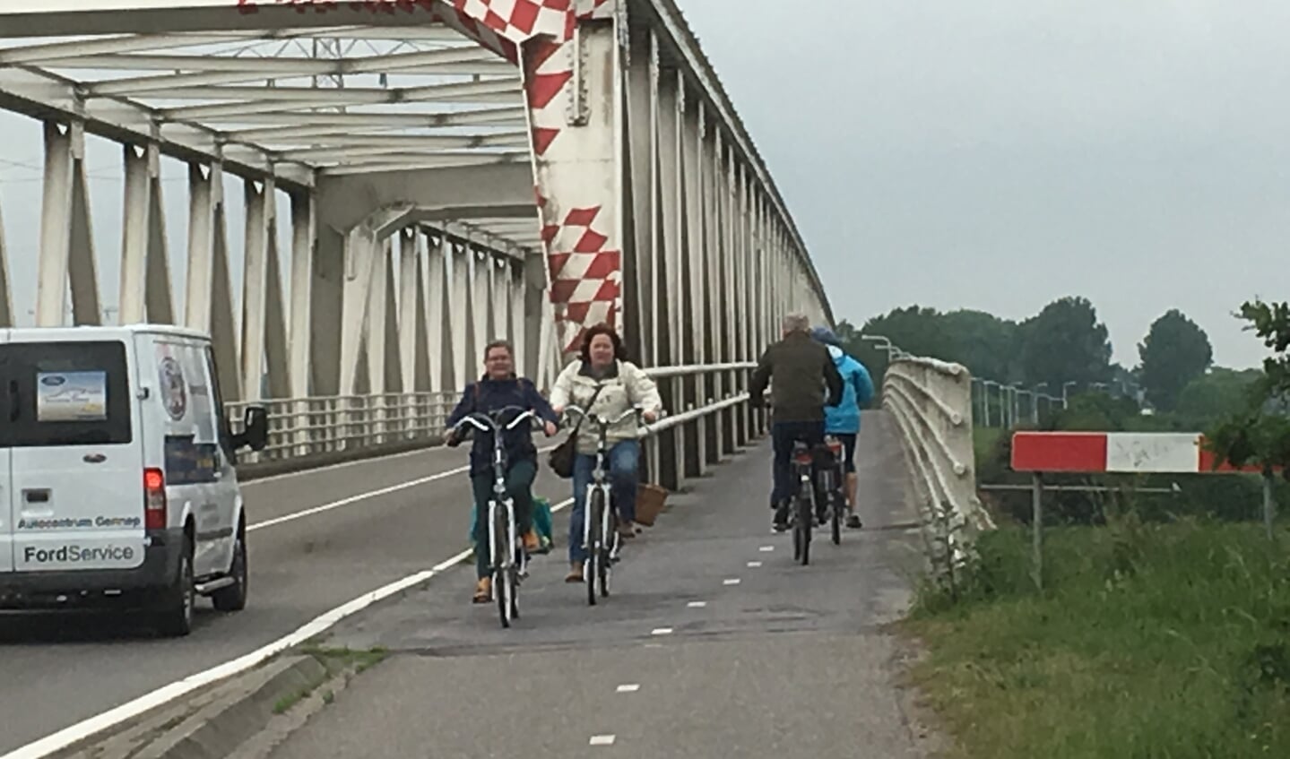 Het fietspad naast de Maasbrug is voor de vele fietsers die er dagelijks overheen komen aan de smalle kant.