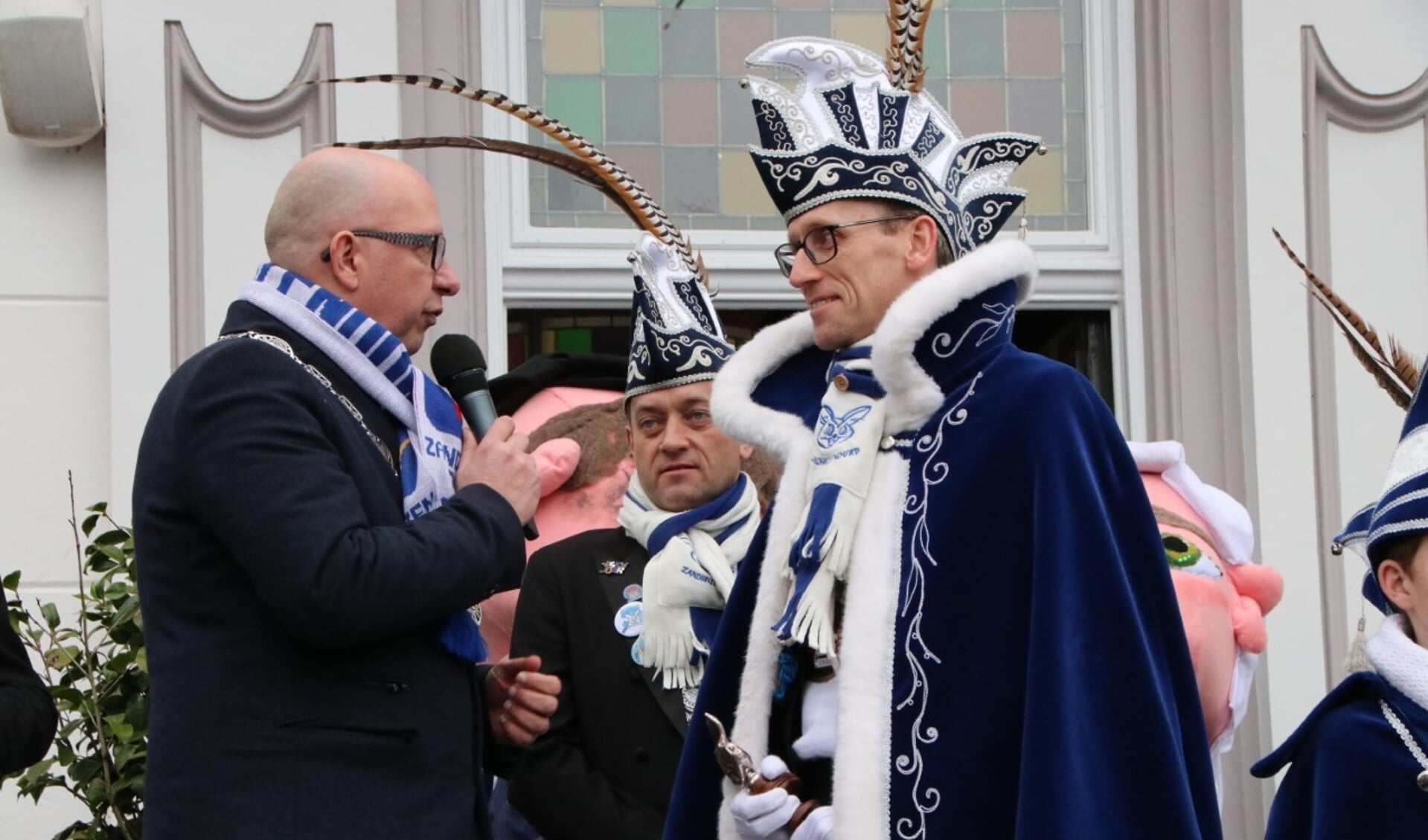 Op zaterdag 26 februari overhandigt Burgemeester Mikkers traditiegetrouw de sleutel van het Zandhazendurp aan de prins.
