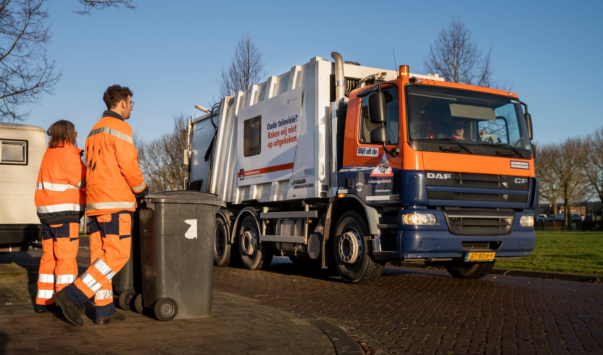 Met zo’n 65 wagens haalt de gemeentelijke Afvalstoffendienst het afval bij inwoners en bedrijven in Den Bosch op. 