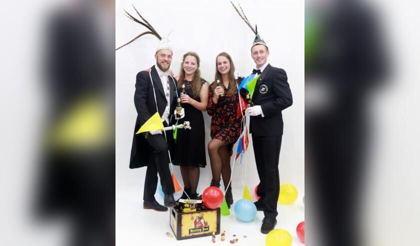 <p>V.l.n.r. Prinsenpaar Jeffrey d'n Ursten en Iris, Adjudantenpaar Iris en Roy</p>