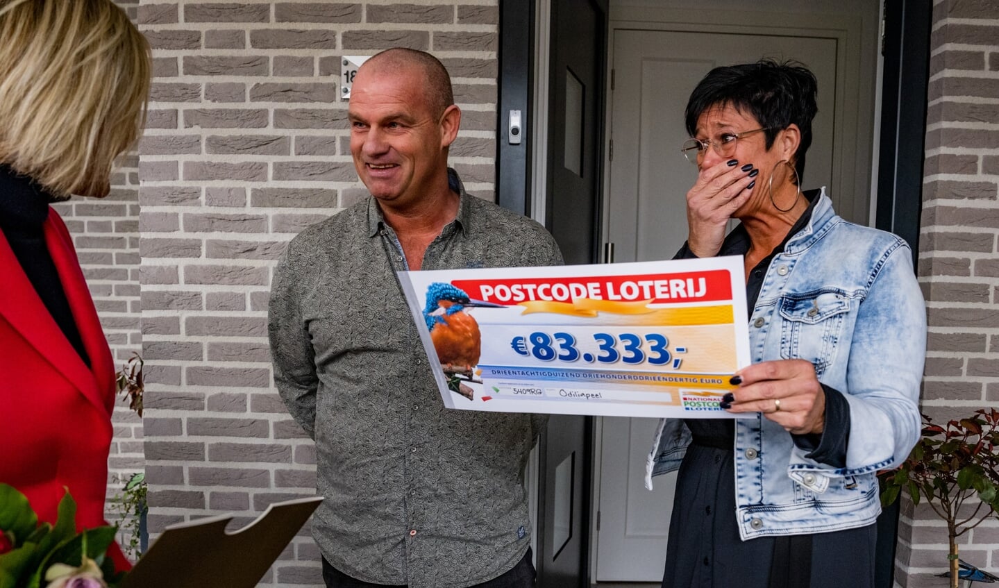 Arie en Yvonne ontvangen cheque van 83.333 euro van Postcode Loterij-ambassadeur Caroline Tensen.