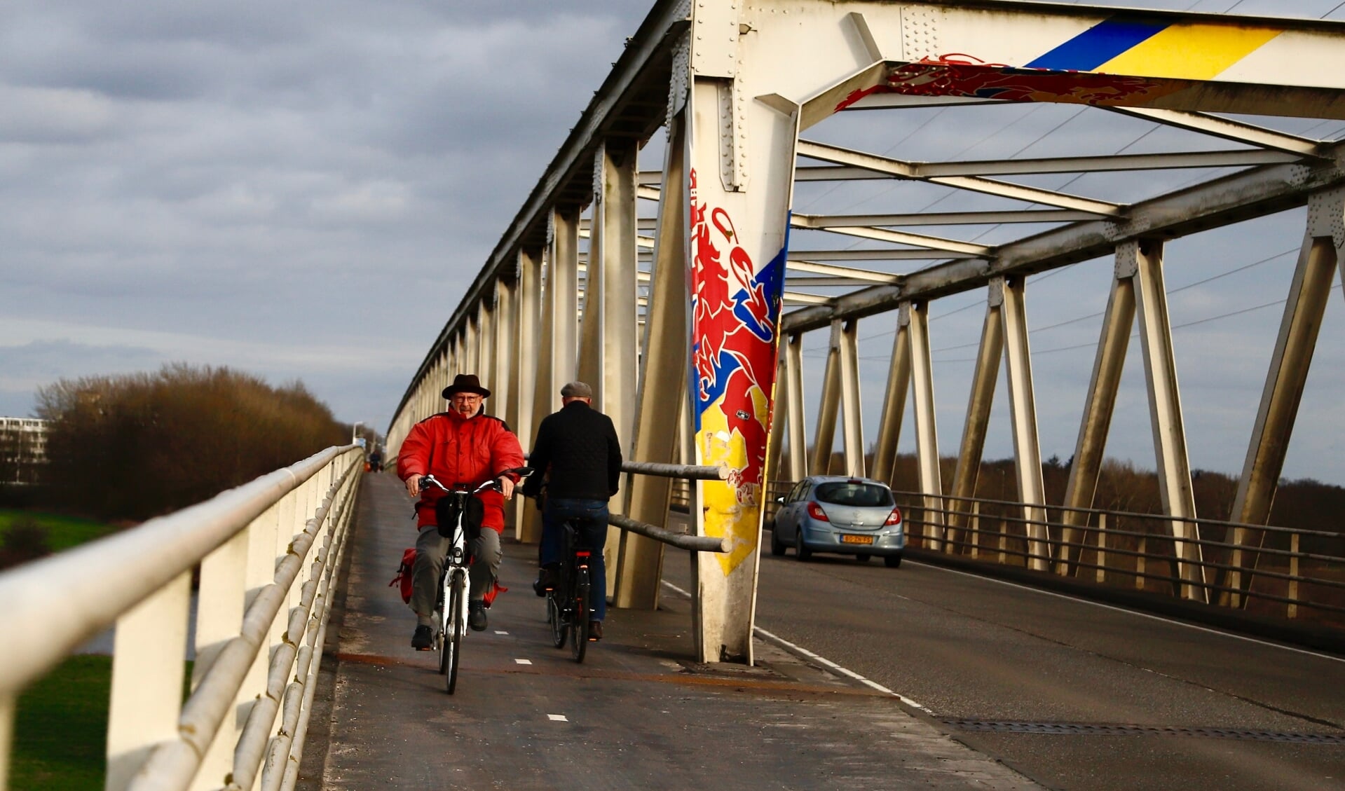 Het fietspad op de Maasbrug tussen Gennep en Oeffelt is volgens vele gebruikers te smal. Rijkswaterstaat vindt van niet.