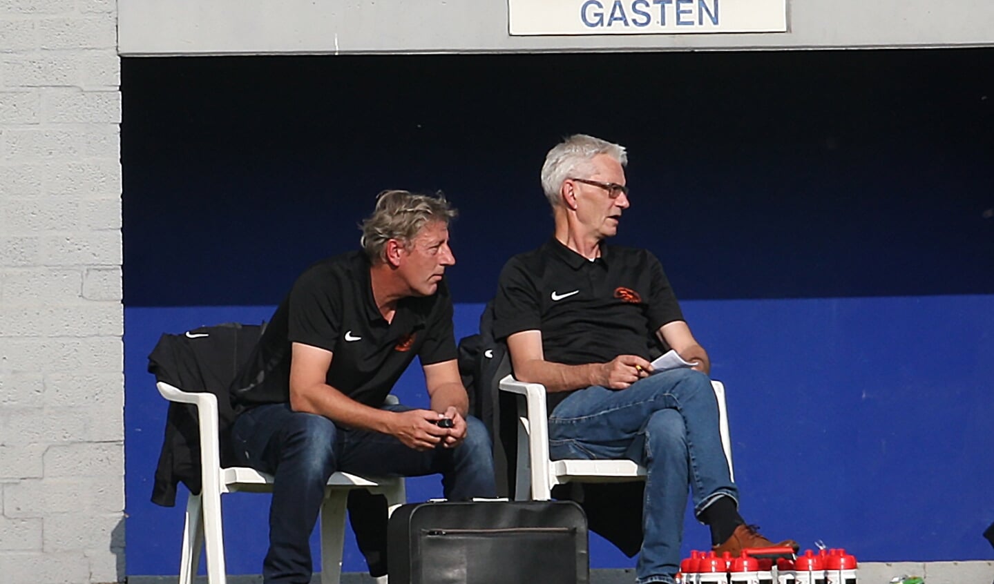 Trainer Erik Meulendijk (L) met naast hem oud voorzitter en nu leider René van der Ven (foto Peter Kuijpers)