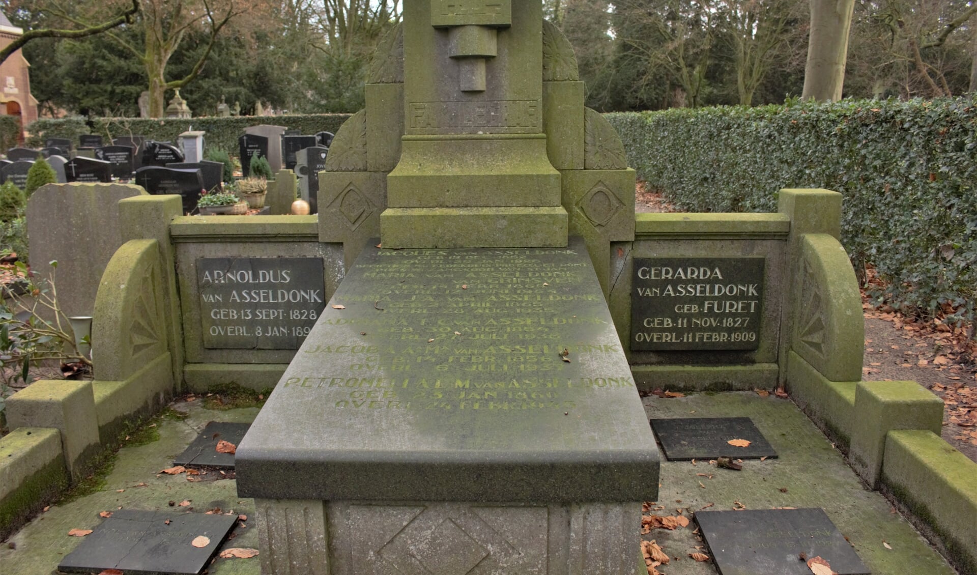 In het familiegraf van Arnoldus en Gerarda Van Asseldonk, liggen vier van hun kinderen, een schoondochter en vier kleinkinderen begraven.
