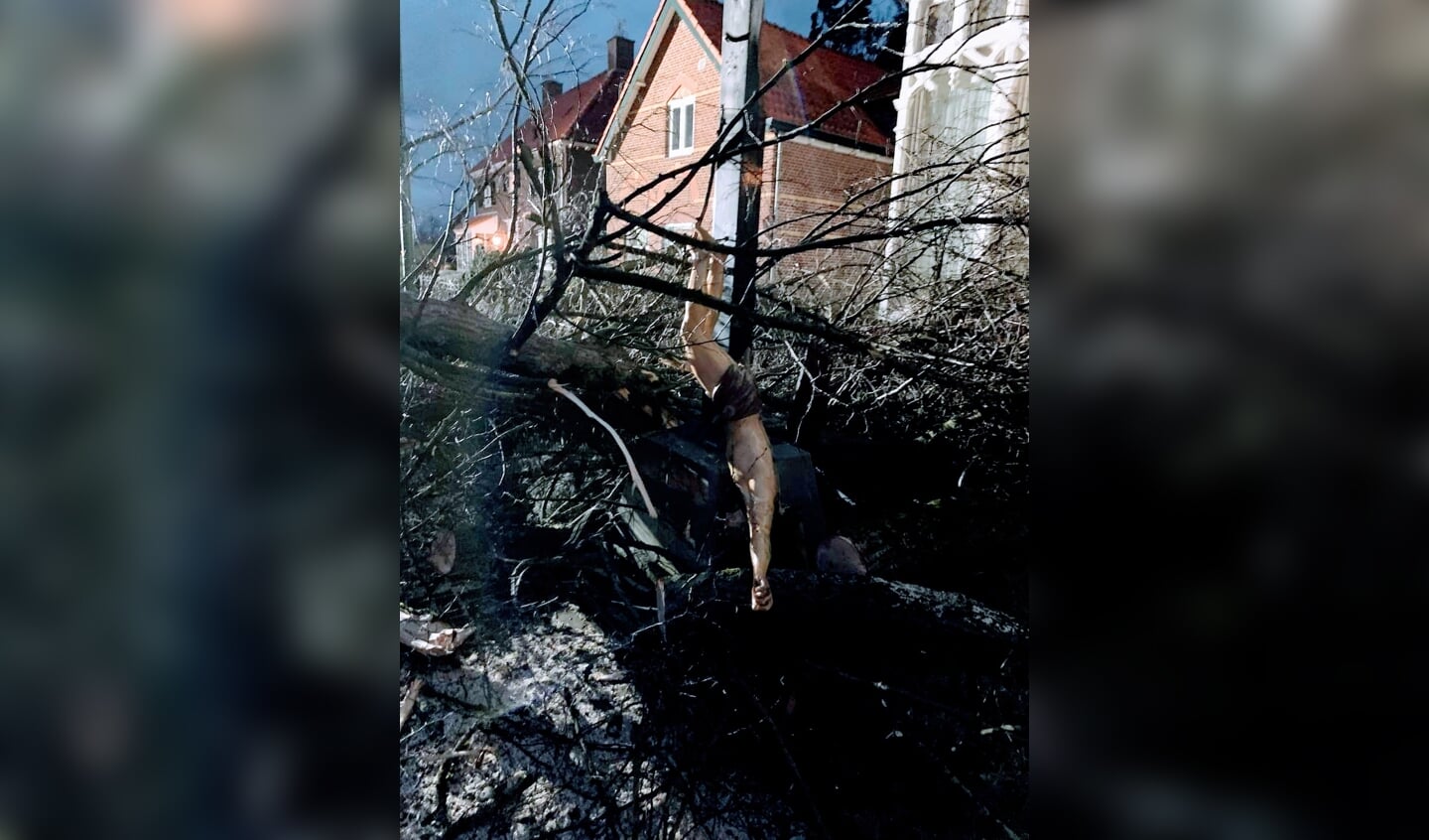 Het Jezusbeeld aan ‘t Zand in Boxmeer raakte beschadigd door een omgevallen boom