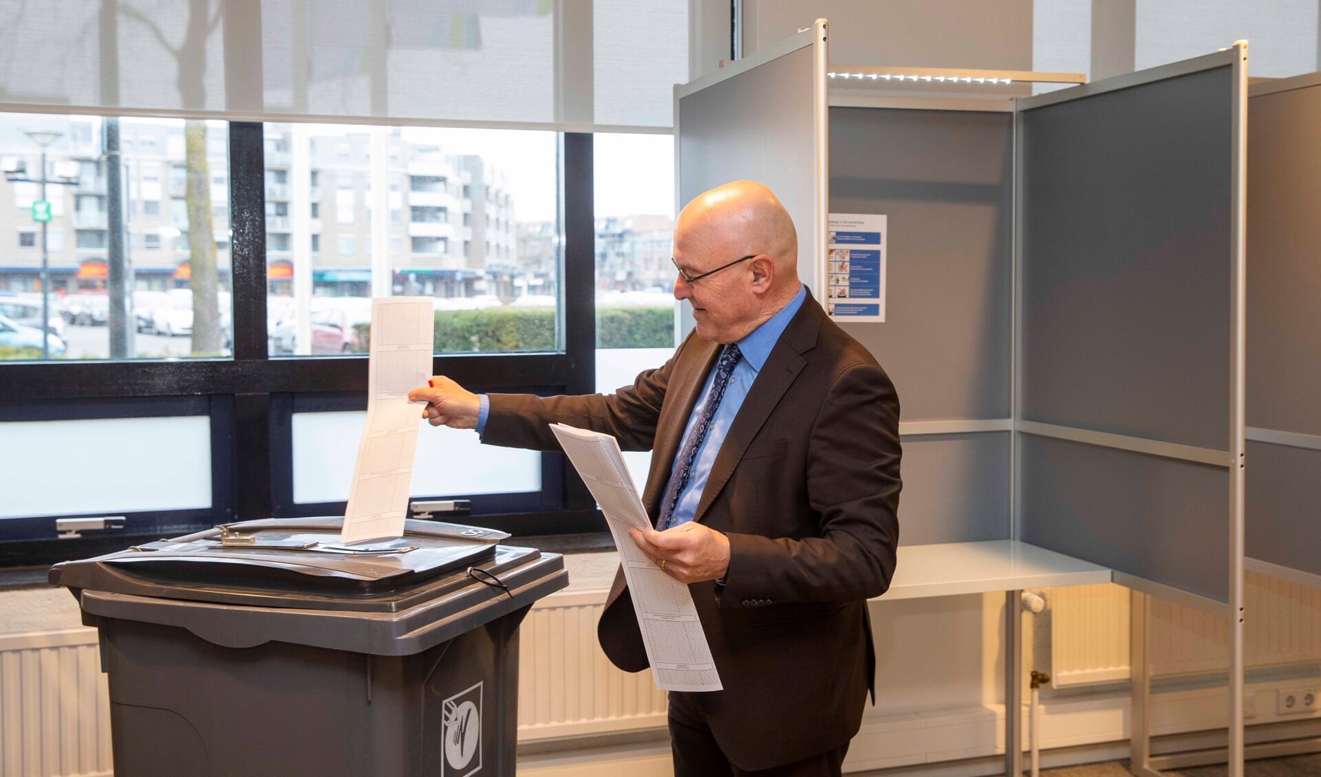 Burgemeester Kees van Rooij brengt zijn stem uit.