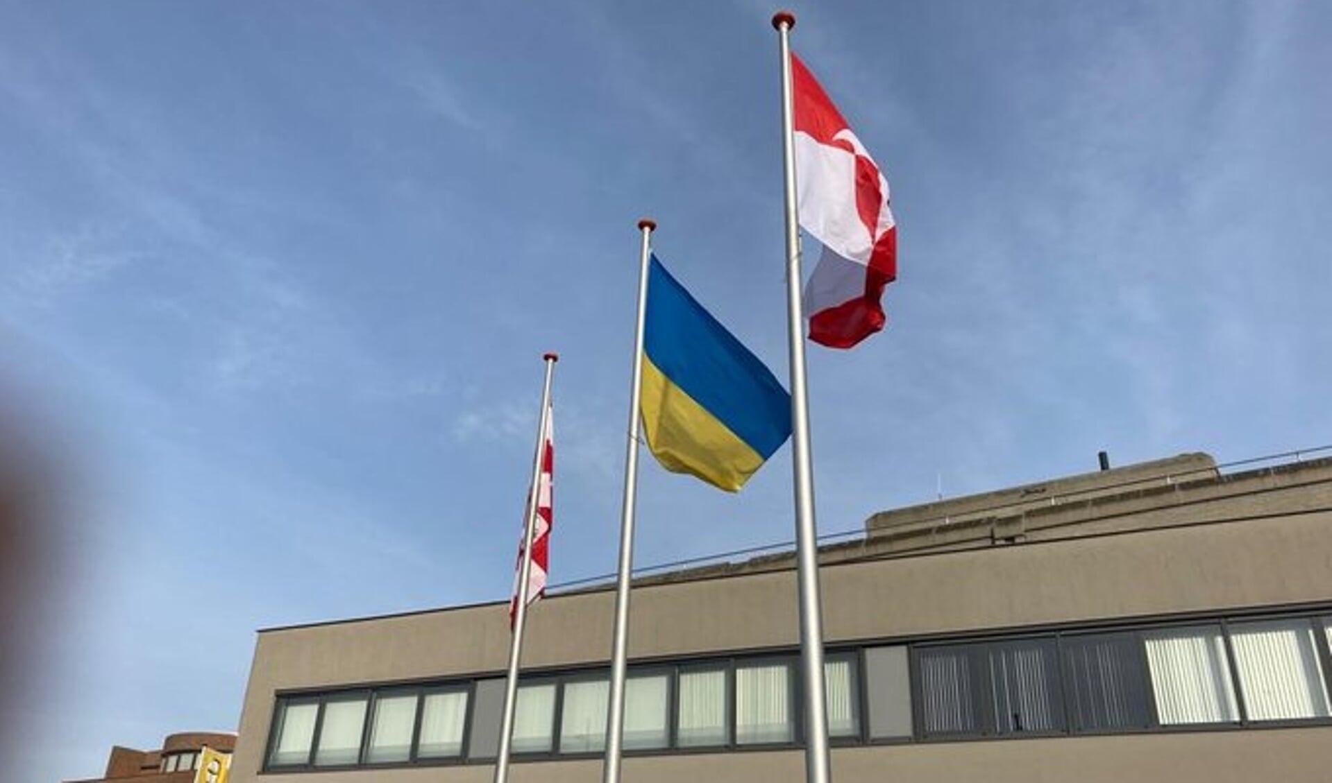 Vlag Oekraïne bij gemeentehuis in Heesch
