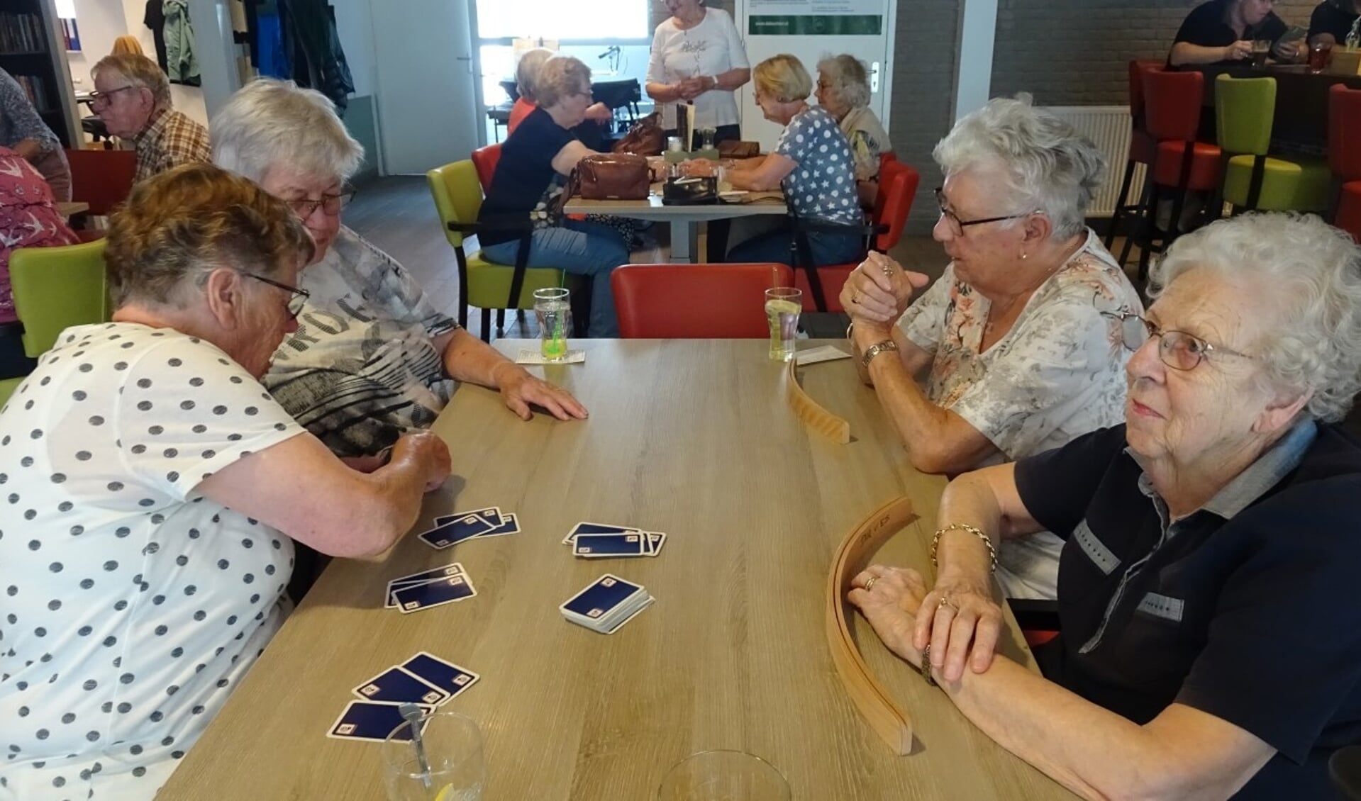 Iedere donderdag van 14.00 tot 16.00 uur presenteert de BAS het Ontmoetingscafé in SCC de Biechten. Senioren zijn dan van harte welkom om te komen kaarten, sjoelen, biljarten of gewoon lekker wat te kletsen.