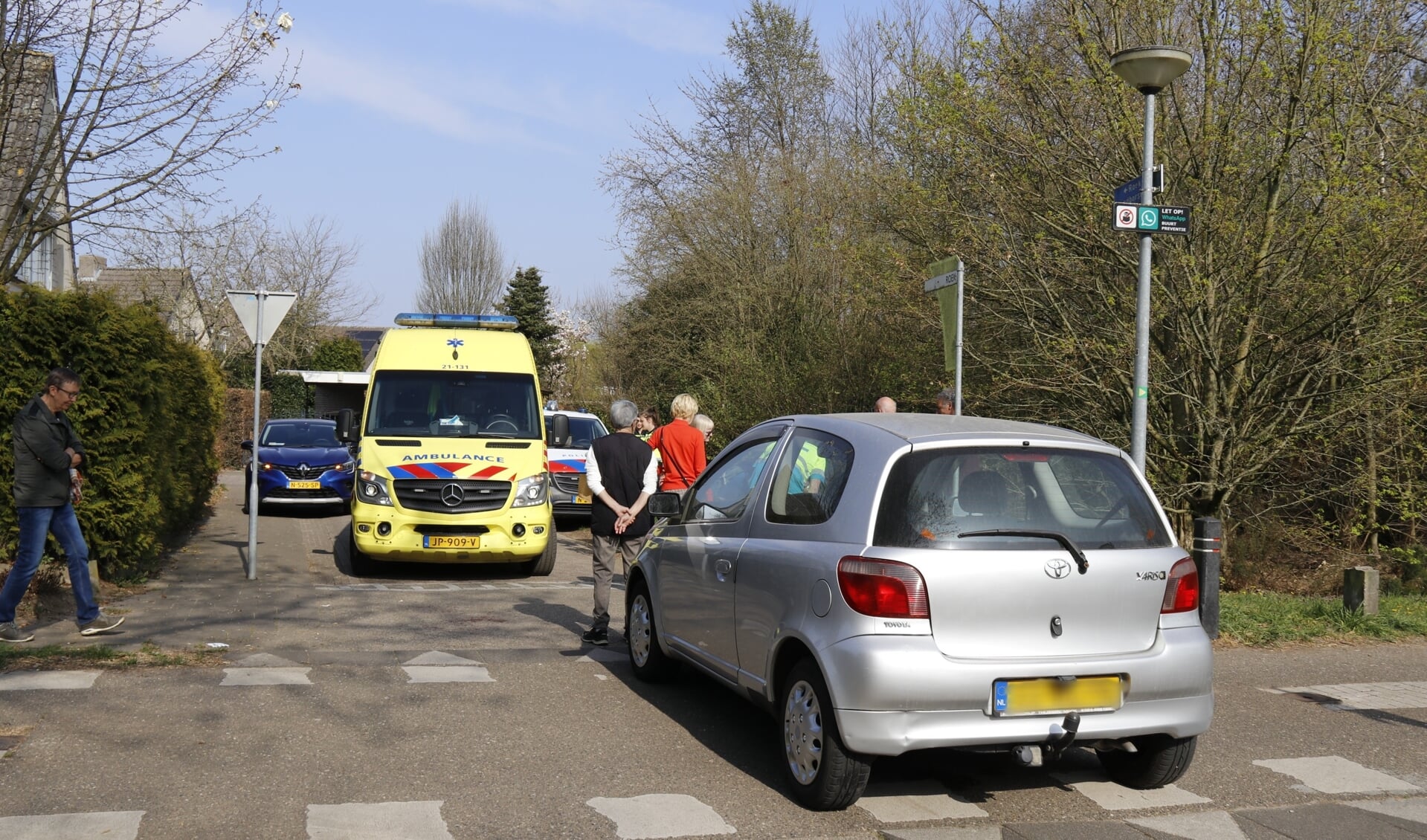 Ambulancepersoneel heeft het slachtoffer naar het ziekenhuis gebracht.