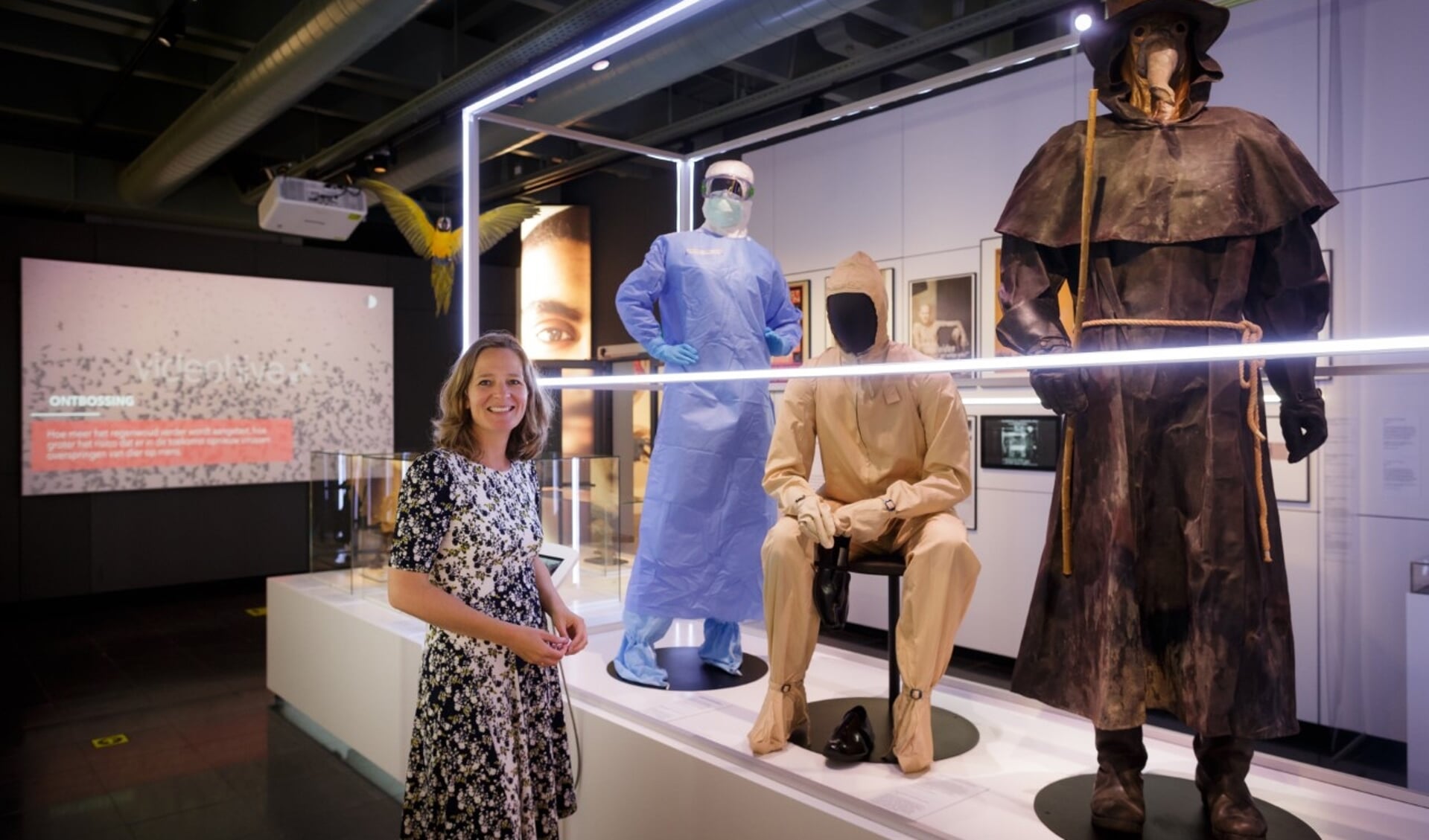 Aan de hand van voorbeelden uit de tentoonstelling ‘Besmet!’ in museum Boerhaave (foto), laat Dr. Mieneke te Hennepe zien hoe herkenbaar verhalen uit het verleden zijn.  