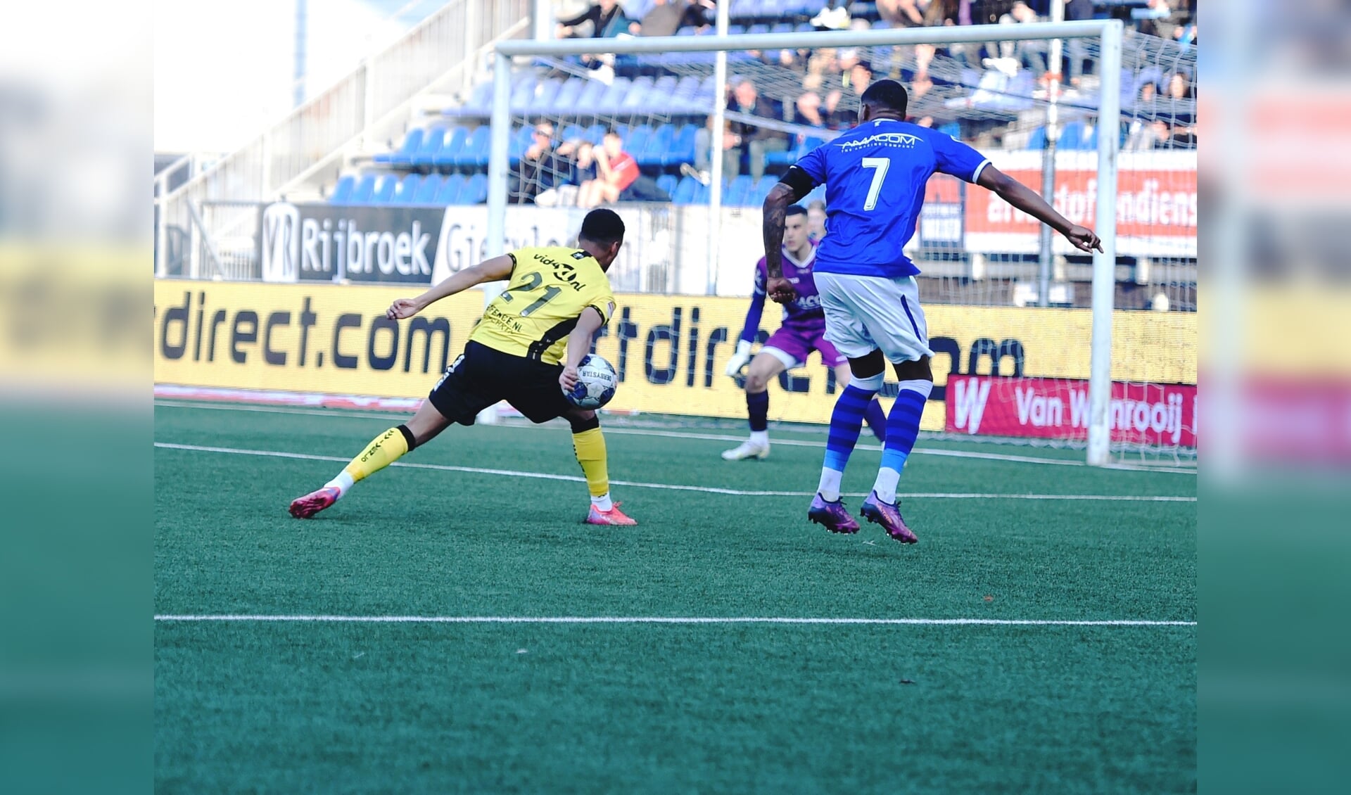 Een veelbelovende aanval van FC Den Bosch na ongeveer een uur spelen eindigt op een Limburgse hand, maar scheidsrechter Vereijken ziet er - in tegenstelling tot Jack de Gier - geen penalty in.