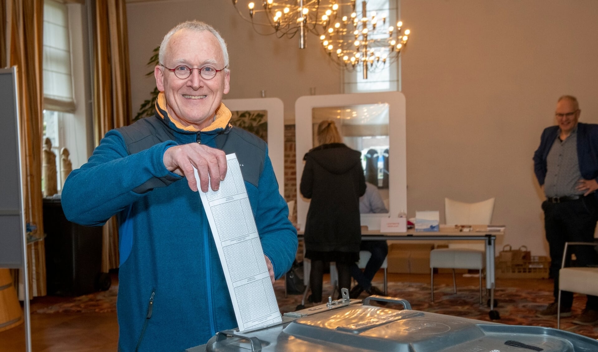 Peter Verkuijlen brengt zijn stem uit tijdens de gemeenteraadsverkiezingen in maart van dit jaar.