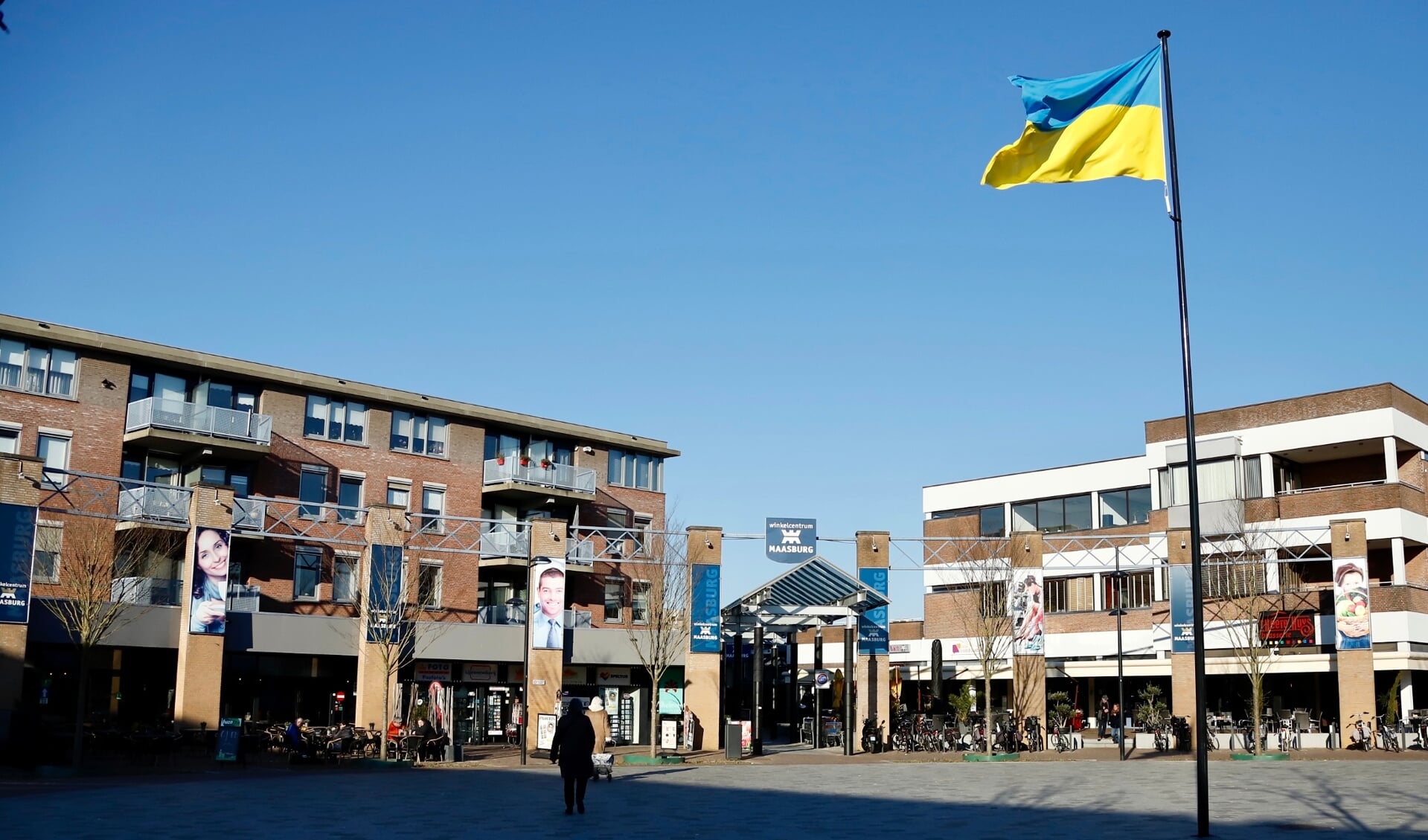Het blauw geel van Oekraïne wappert op het Louis Jansplein. (Foto: SK-Media)