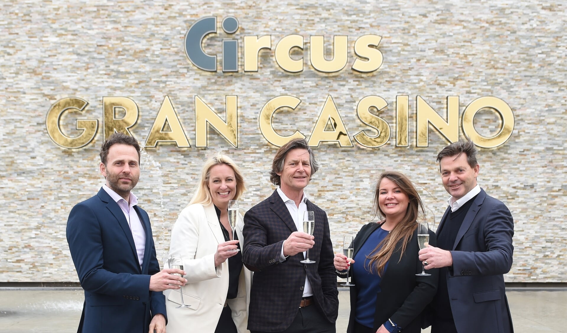 V.l.n.r. Martijn Maertens (CEO Circus.nl), Tessa van der Meer (Marketingmanager Gran Casino), Frank Kastelijns (CEO Gran Casino), Wendy van der Valk (Hotel Nuland) en Gertjan van der Valk (bestuurder Van der Valk).