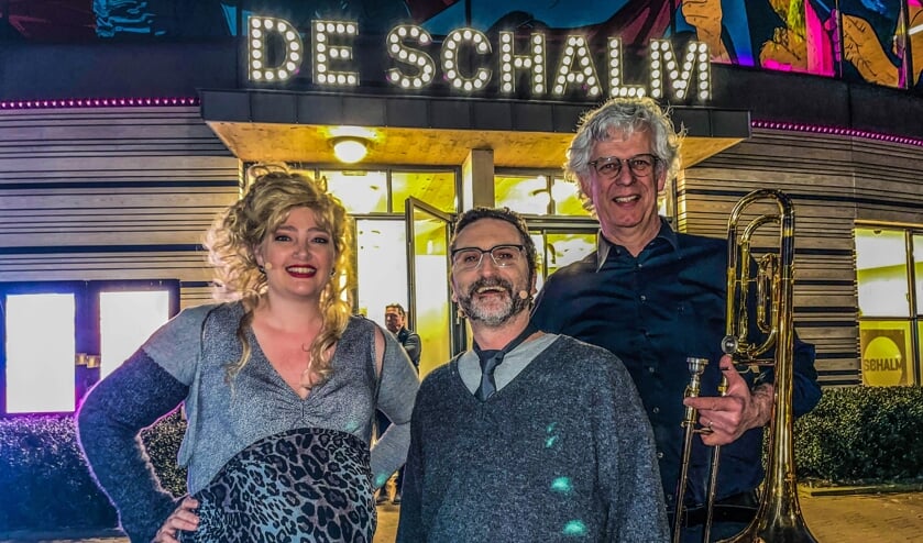 <p>Eefje, Marcel en Guido voor theater De Schalm in Veldhoven afgelopen weekend.</p>  
