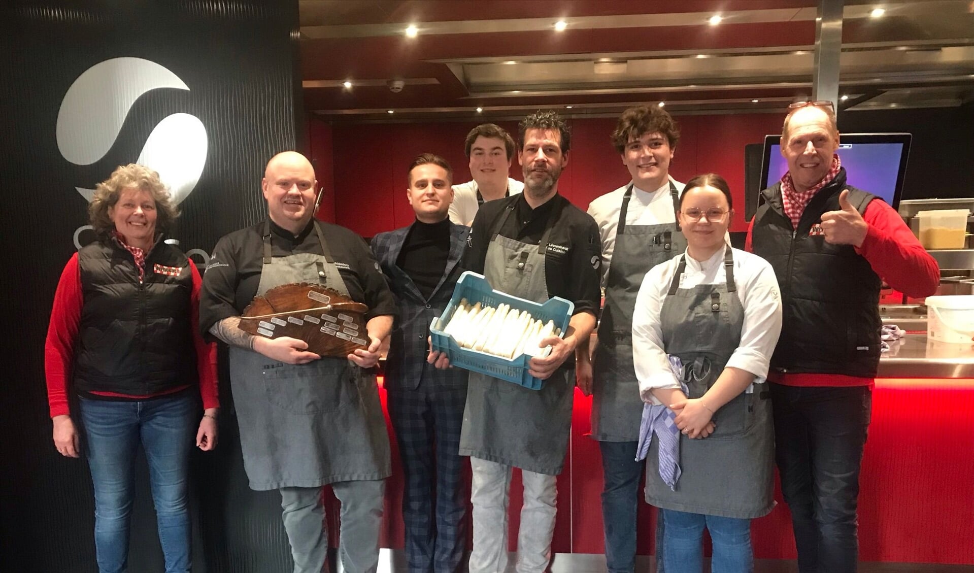 Het team van Restaurant Sense in Den Bosch bij de uitreiking van de wisseltrofee 'Het Vergulde Aspergemes'.