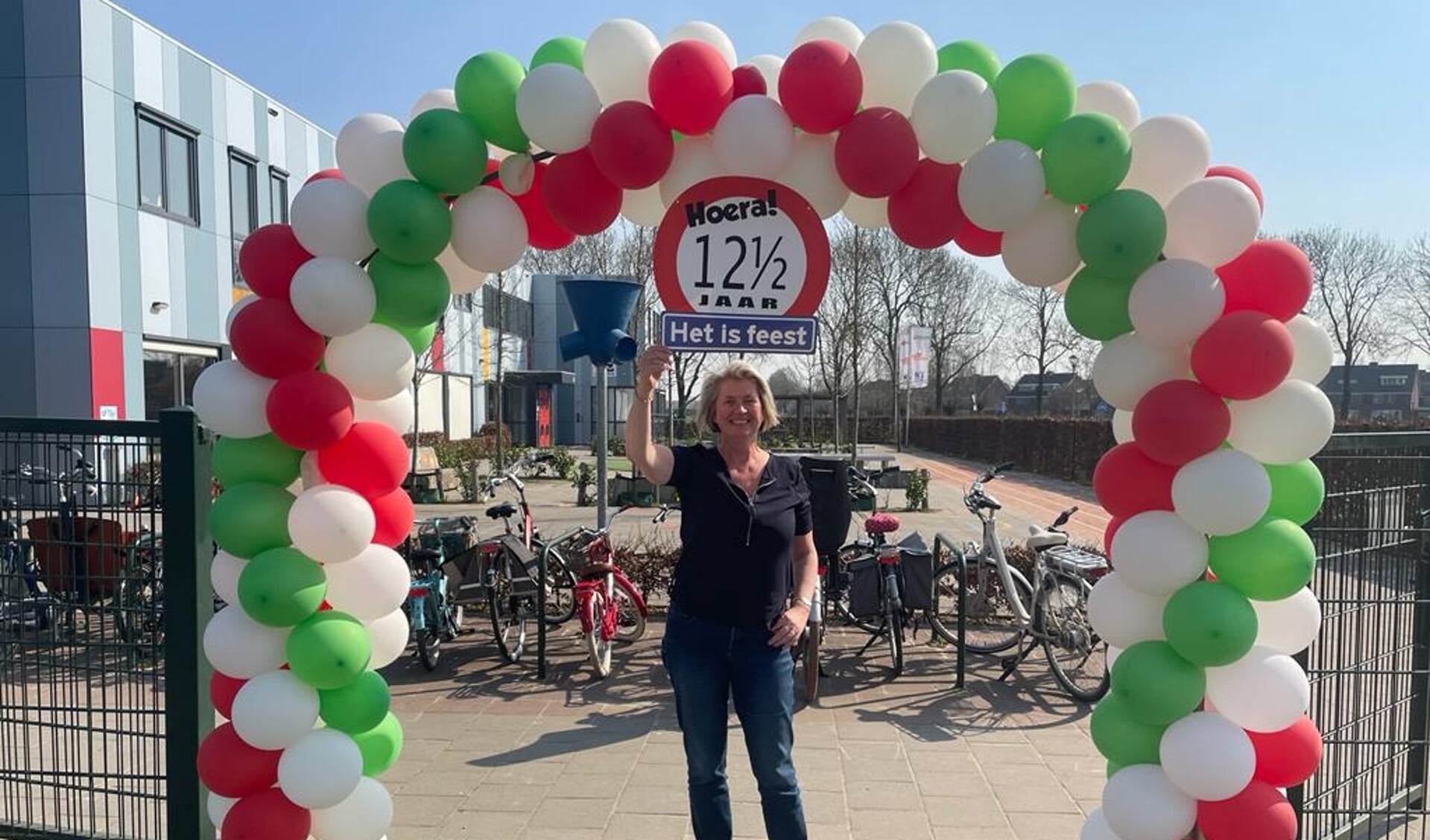 Jubilaris Marijke van Ek poseert voor Kindcentrum De Sprong.