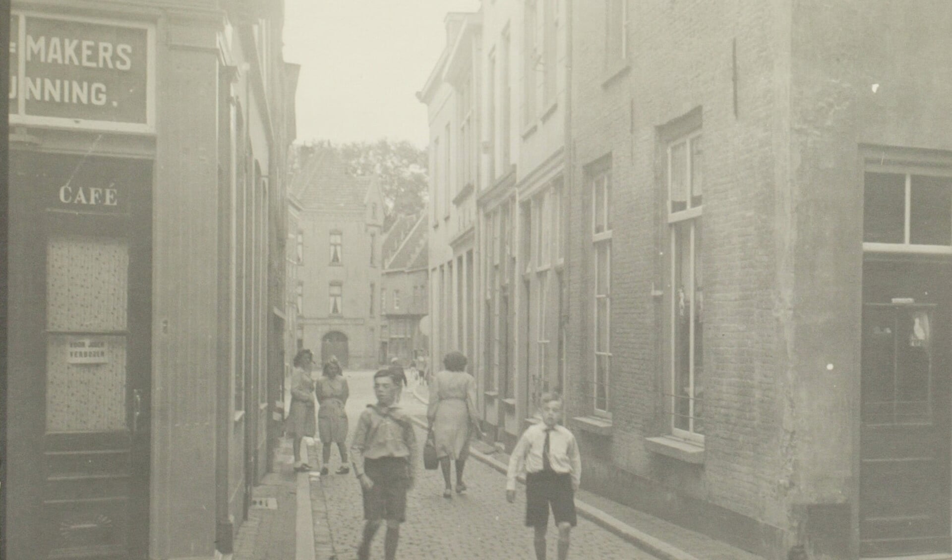 Het Eerste Korenstraatje en de Korenbrugstraat in 1942 gezien vanuit de Karrenstraat. (Collectie: Erfgoed 's-Hertogenbosch)