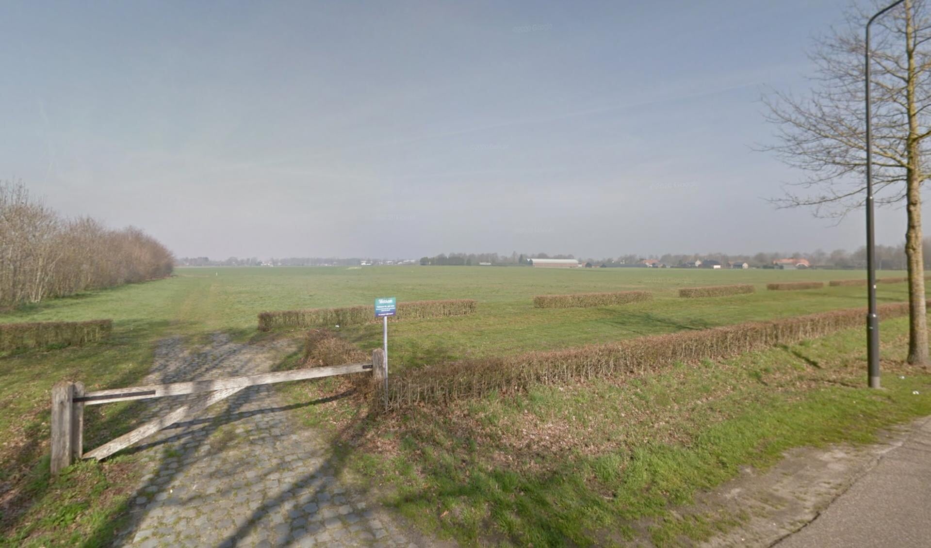 Het overloopparkeerterrein van Hemelrijk, aan het eind komt mogelijk de nieuwe N605.