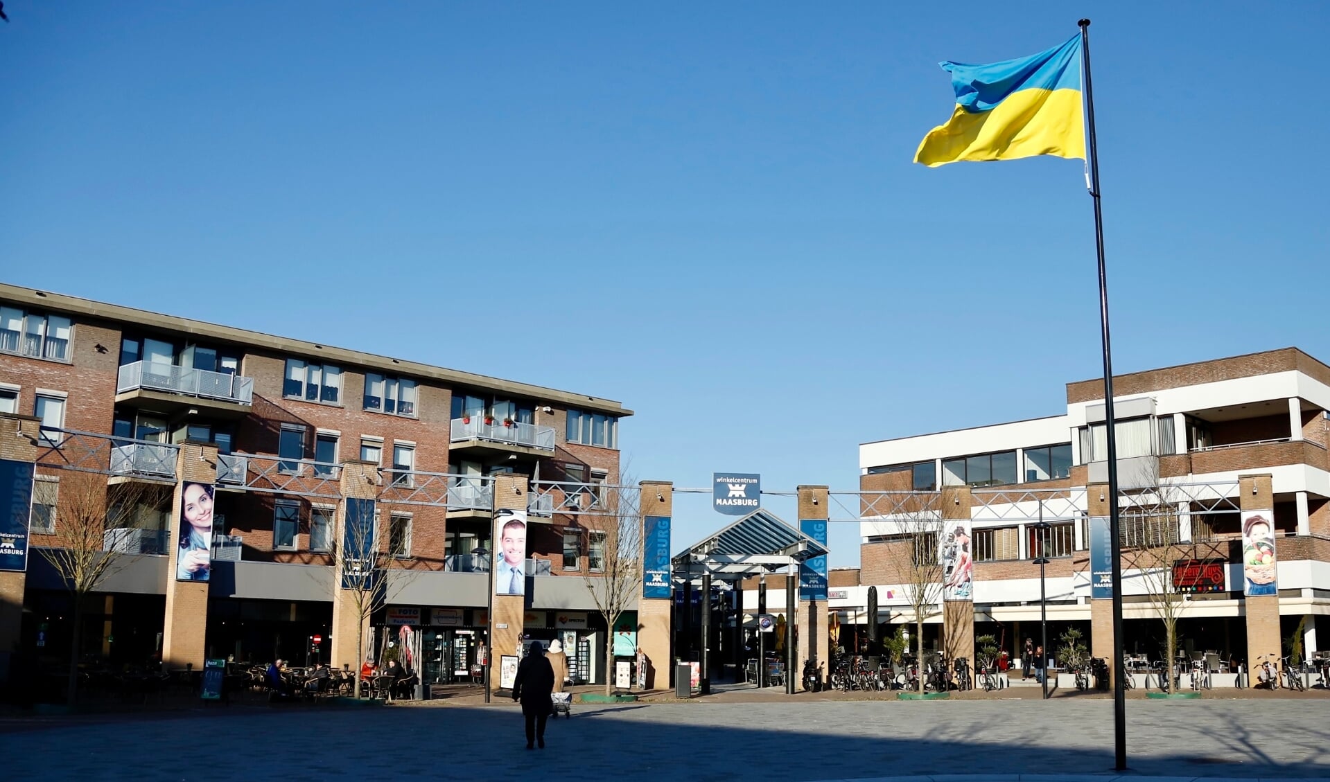 De gemeente toont solidariteit met het Oost-Europese land door de Oekraïense vlag te laten wapperen op het Louis Jansenplein in Cuijk. (Foto: SK-Media)