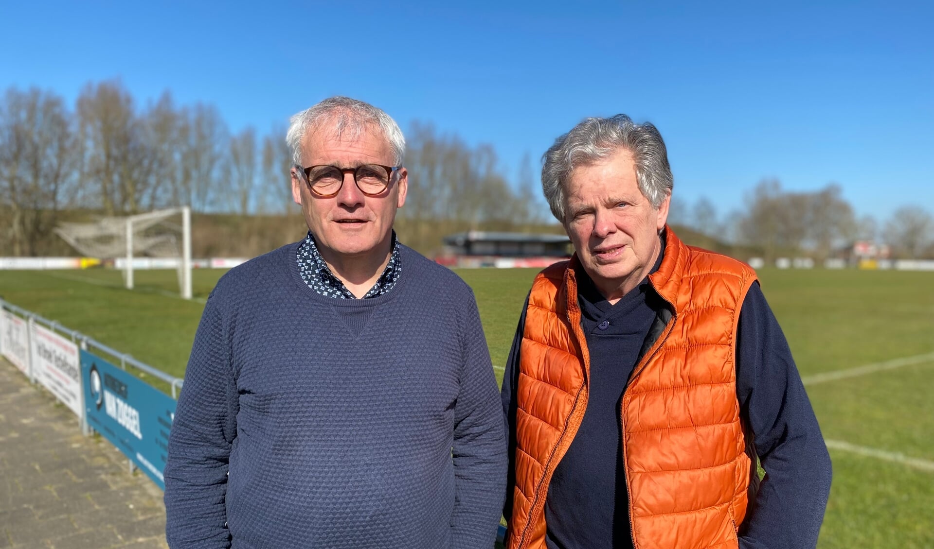 KNVB-ambassadeur Toon Kerkhof (links), tevens voorzitter van RKVV Erp, en Willem Hoogstraten, ledenraadslid van de KNVB. 'De gevolgen zijn ingrijpend. Daarom moeten clubs zich laten horen.'
