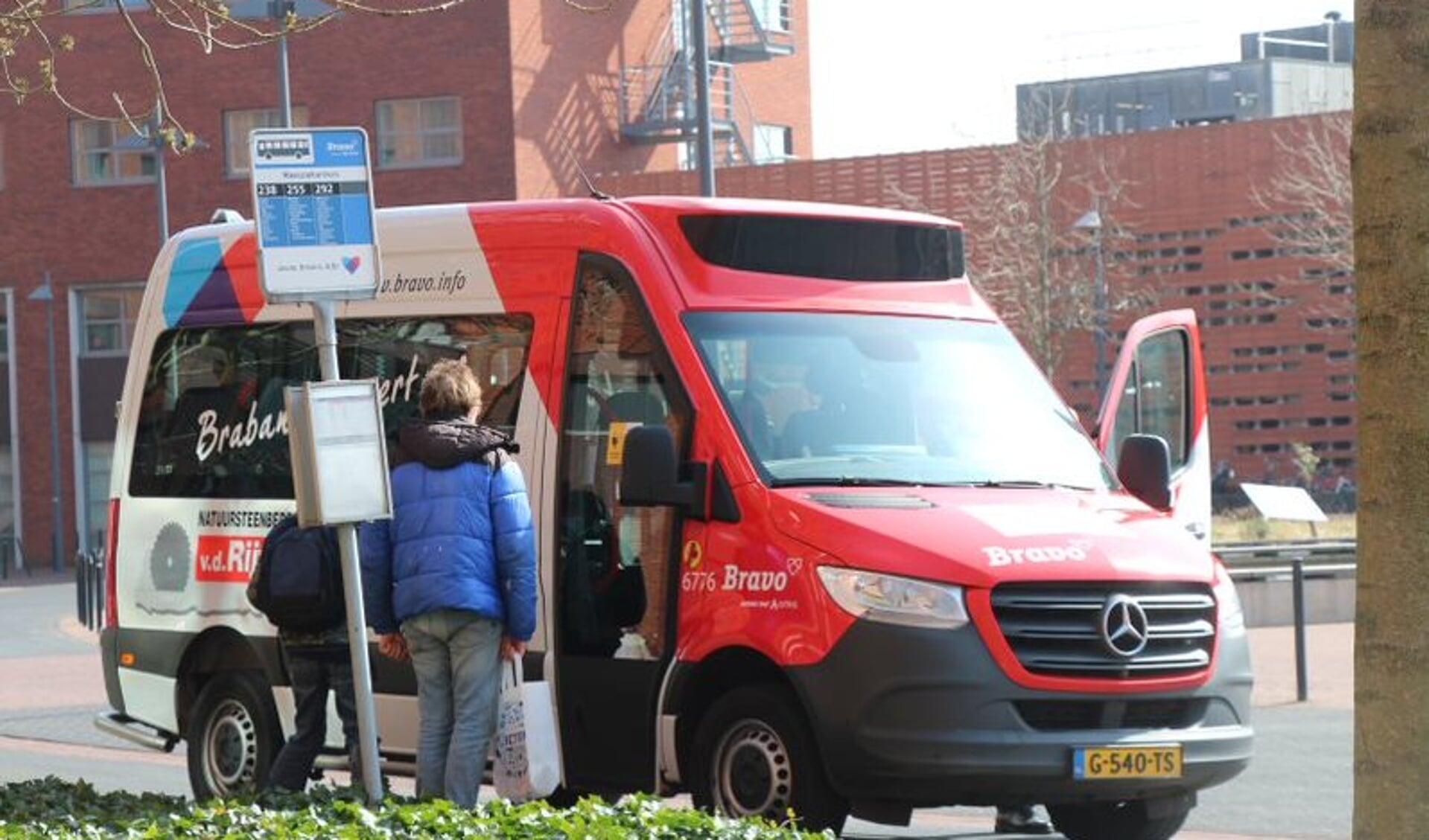 De buurtbus rijdt van het ziekenhuis in Beugen (Boxmeer) naar Venray.