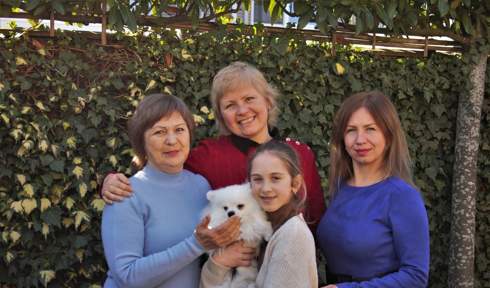 Oksana (midden) heeft haar moeder, zus en nichtje in huis genomen. Zij zijn gevlucht uit Oekraïne toen de oorlog daar uitbrak. In Nederland proberen ze nu ook andere vluchtelingen uit Oekraïne te helpen. 