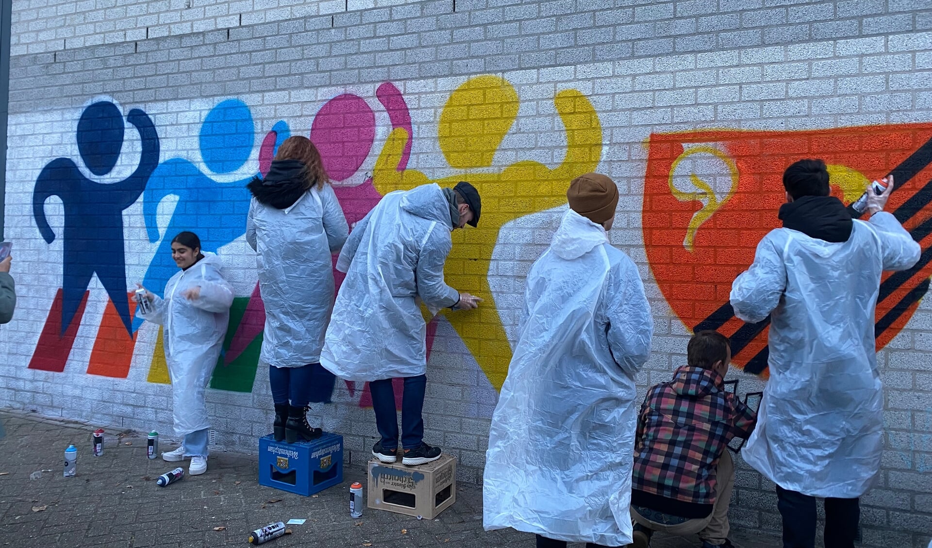 Een groep Citytrainers heeft afgelopen week met graffiti levensgroot het kunstwerk 'Gelijke Kansen' op een van de muren van de Bossche Vakschool aangebracht. 