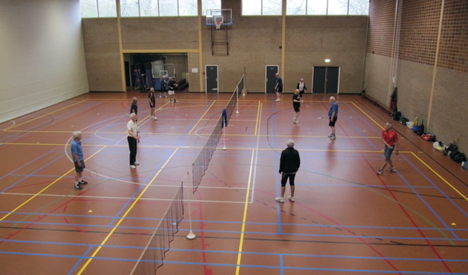 'Badminton Overdag' speelt iedere dinsdag- en donderdagmiddag van 14.30 tot 16.00 uur in sporthal De Schutskamp in Den Bosch.
