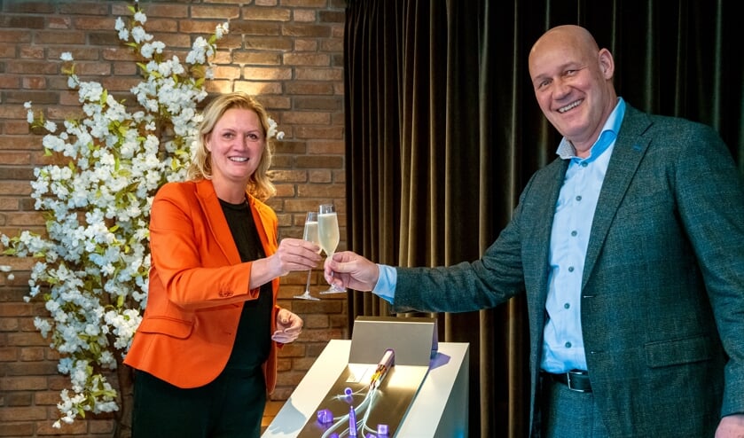 In Grand Cafe de Mallejan kwamen de wethouder Karin Peters, Eric Vos van E-Fiber en een selecte groep genodigden samen om te vieren dat Mook en Middelaar is voorzien van glasvezel.   