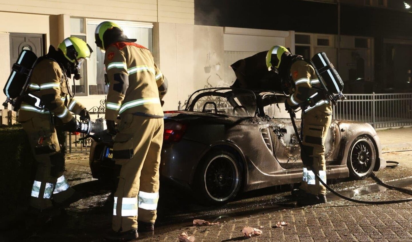 Een auto die geparkeerd stond aan de Topaas in de Hambaken is in de nacht van zondag op maandag in vlammen op gegaan. 