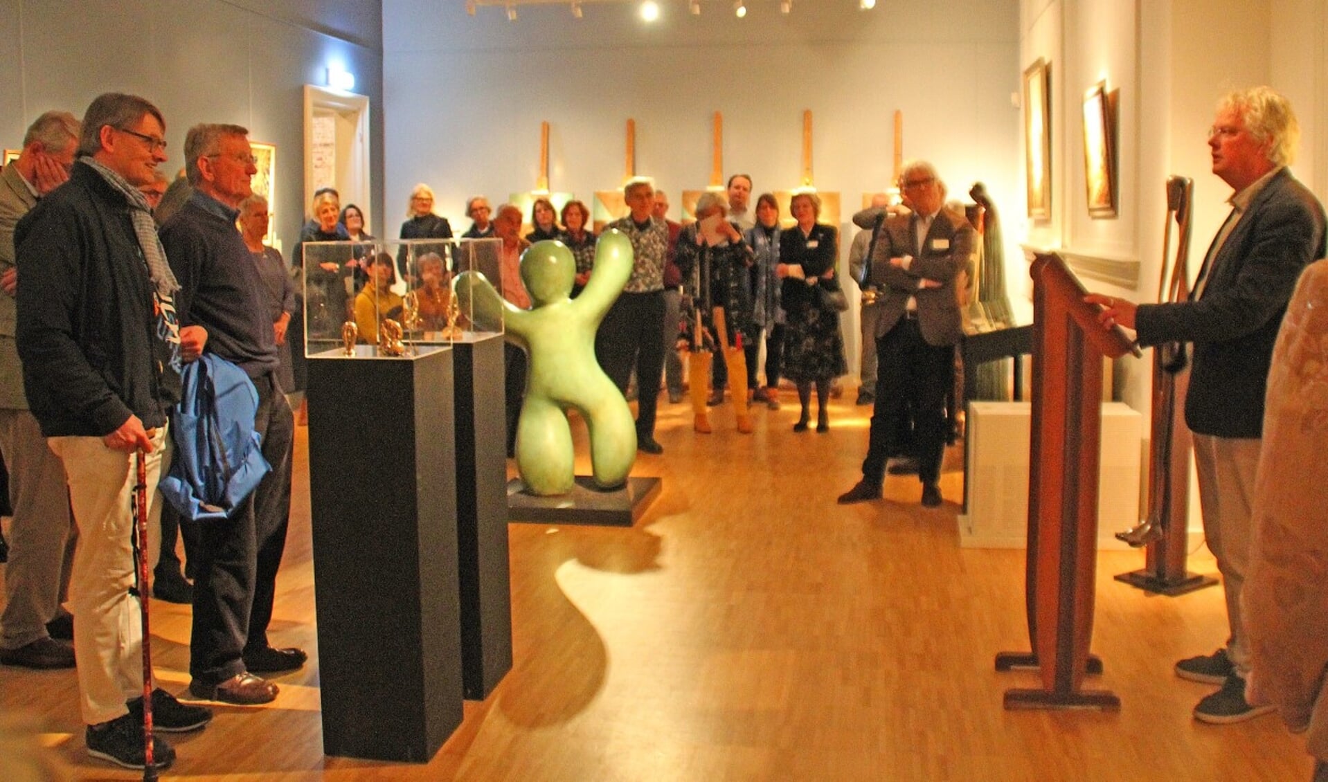 Ed Landman (rechts) spreekt de aanwezigen toe tijdens de opening van de expositie in Museum Slager.