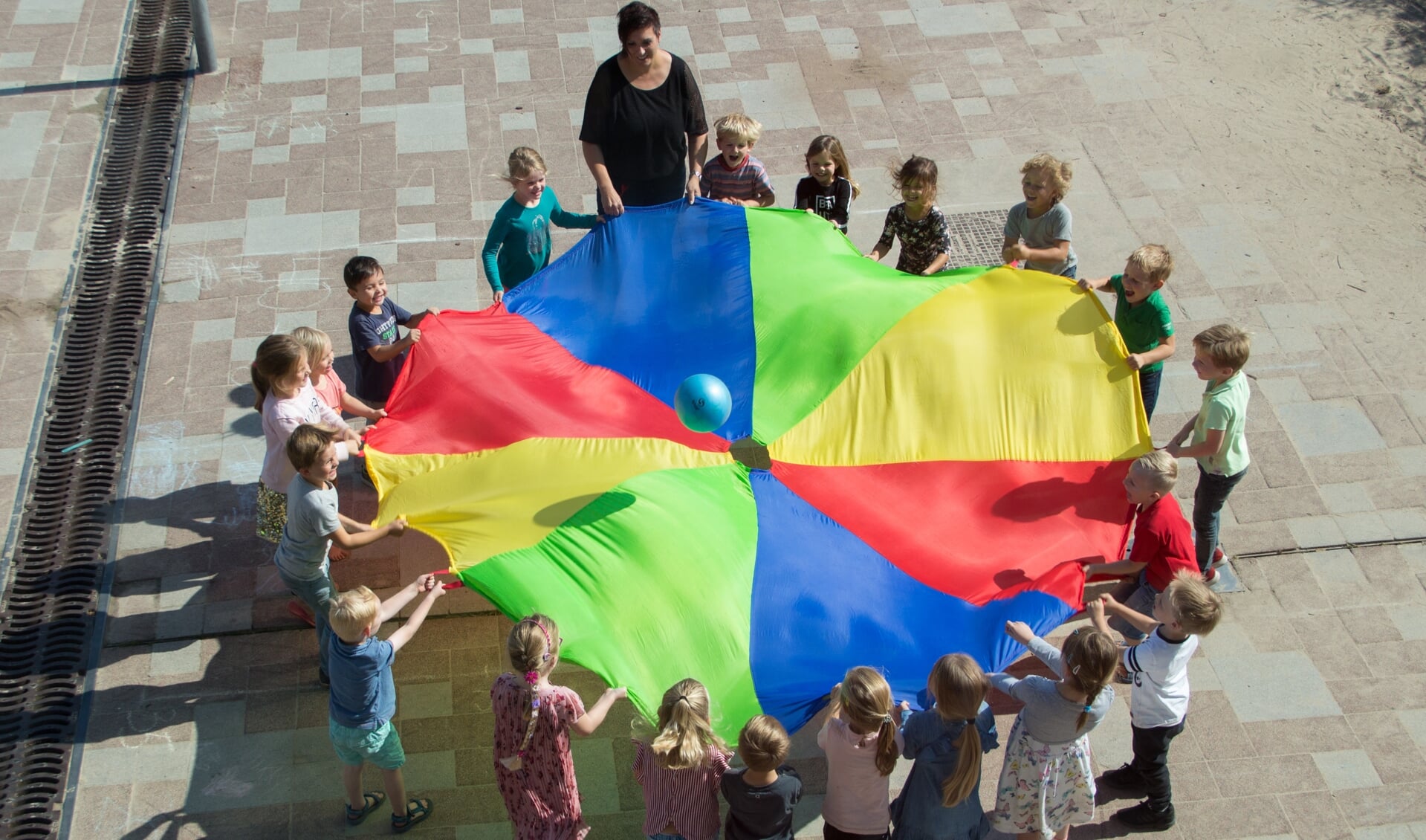 Leerlingen van basisschool Wittering.nl doen een spel dat zorgt voor verbondenheid. Ook het opnemen van Oekraïense leerlingen op de school, is een mooi voorbeeld van verbondenheid. 