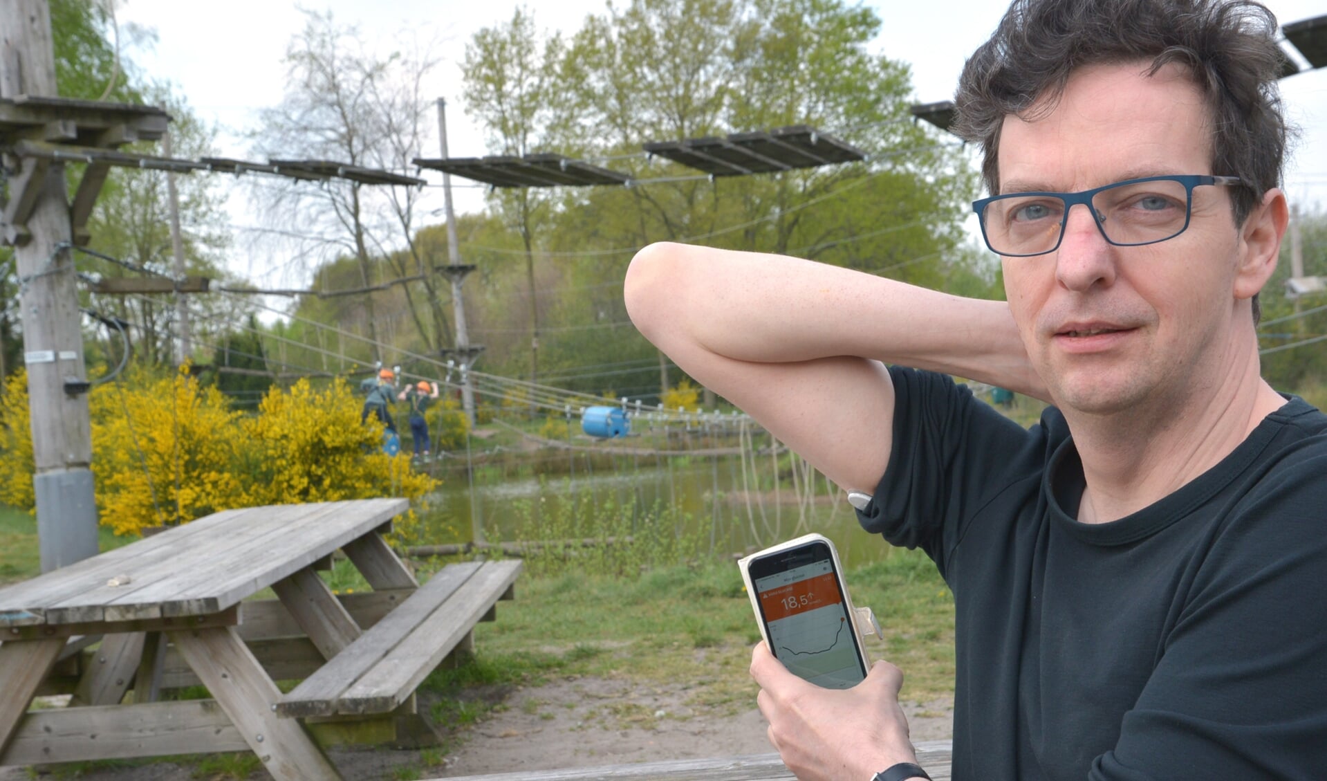 Don kan via een app zijn glucosewaarden in de gaten houden. (foto: Henk Lunenburg)